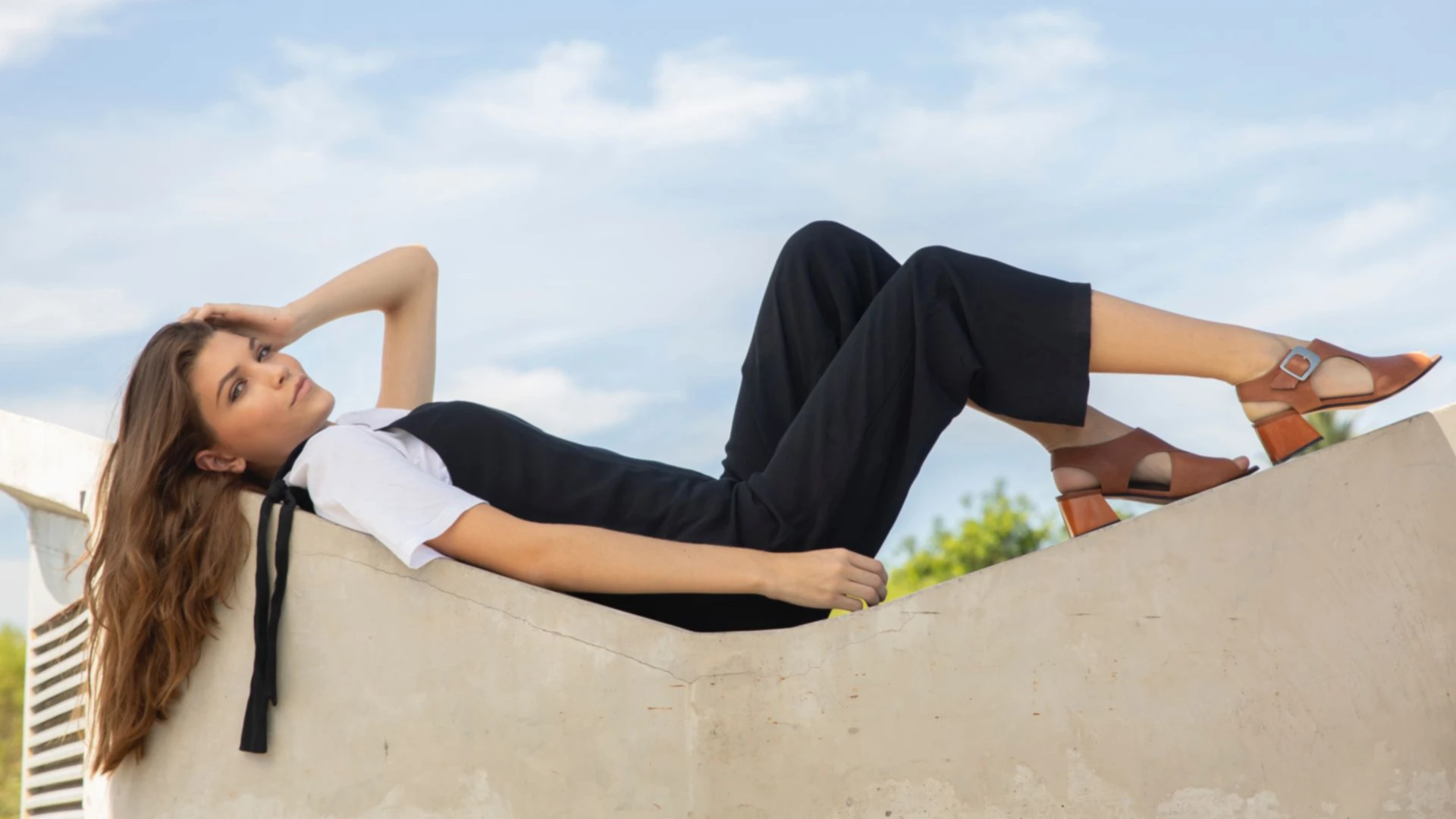 Remera de algodón ($ 945, F.P), entero de lino (AY Not Dead) y sandalias de cuero con hebilla ($ 4.980, Mishka).