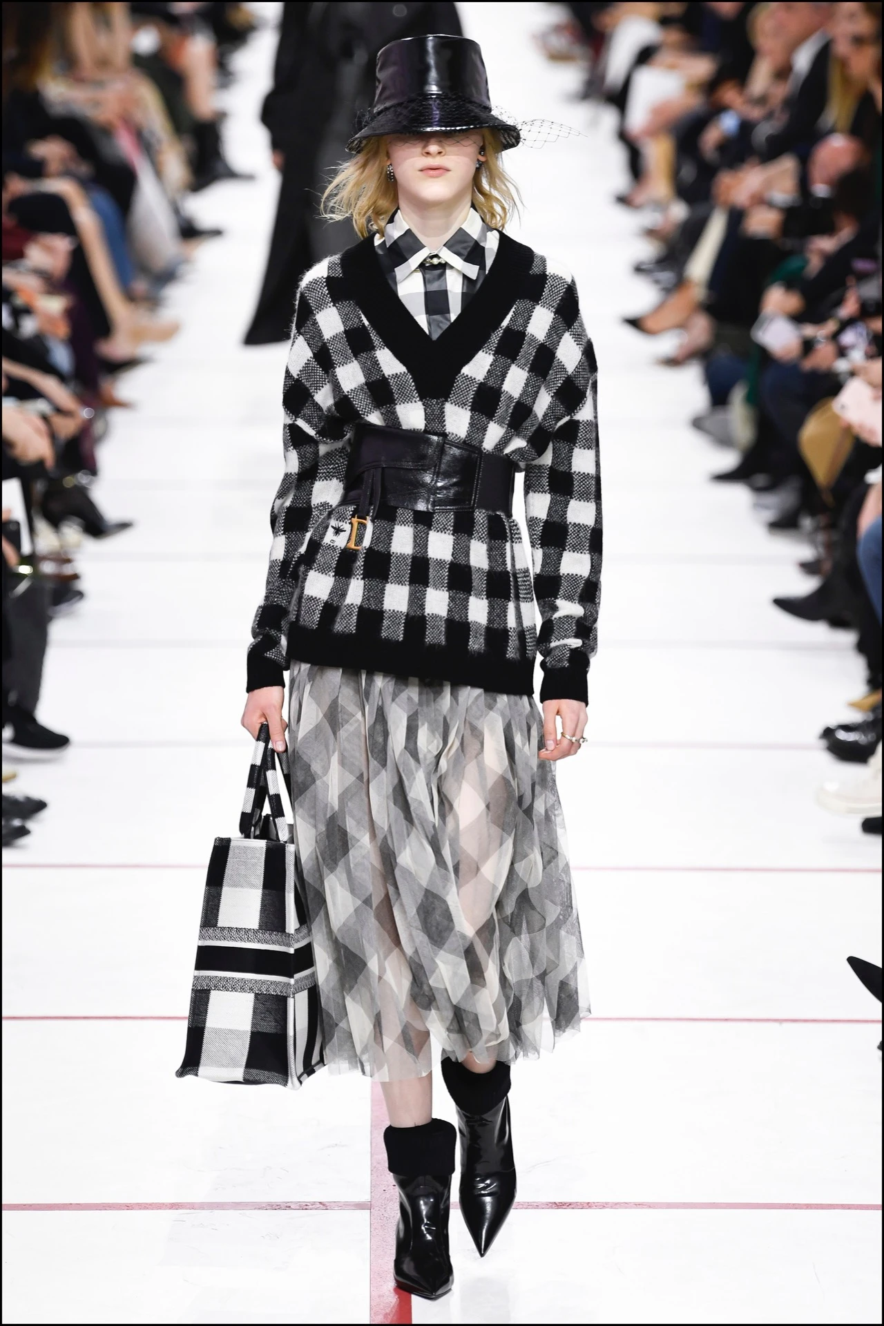 Mannequin pendant le dÈfilÈ de mode Christian Dior PrÍt-‡-Porter automne-hiver 2019/2020 au musÈe Rodin ‡ Paris, France, le 26 fÈvrier 2019. A model walks the runway at the Christian Dior show at Paris Fashion Week Autumn/Winter 2019/20 in Paris, France, on February 26, 2019.