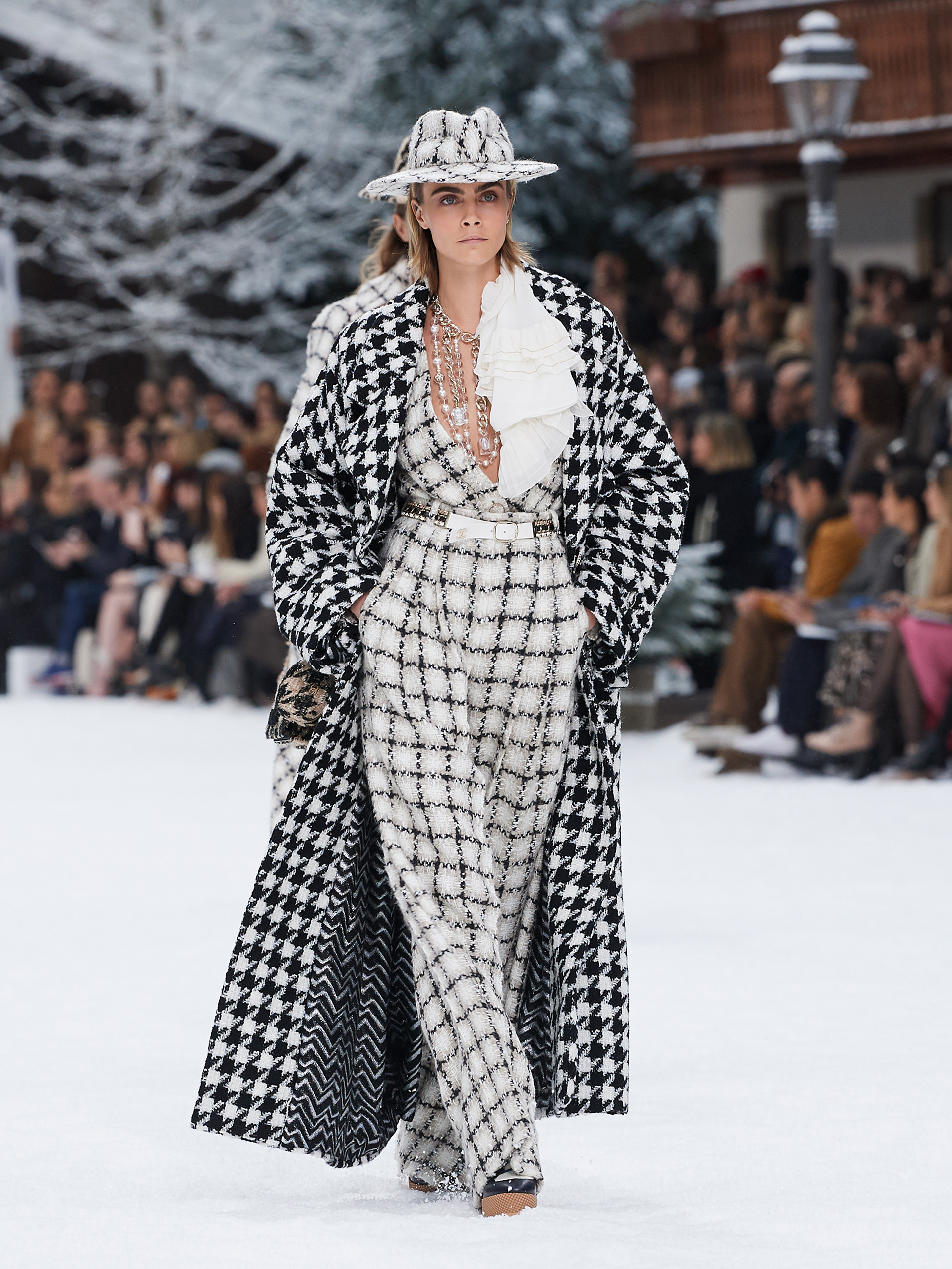 Cara Delevigne enfudada en traje de tweed (Chanel)