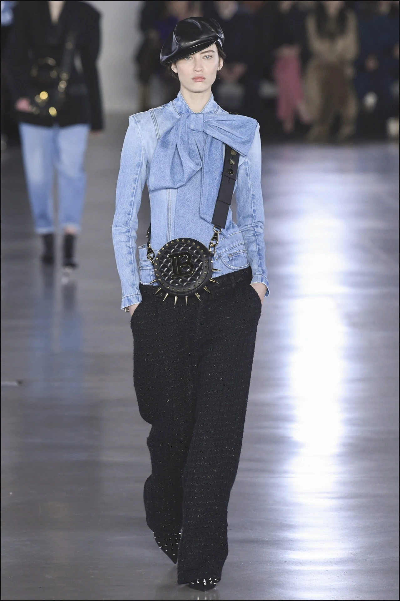 Mannequin - DÈfilÈ de mode Balmain collection prÍt-‡-porter Automne-Hiver 2019/2020 lors de la fashion week ‡ Paris, le 1er mars 2019. Balmain fashion show ready-to-wear Fall-Winter 2019/2020 during the fashion week in Paris, France, on March 1st 2019.