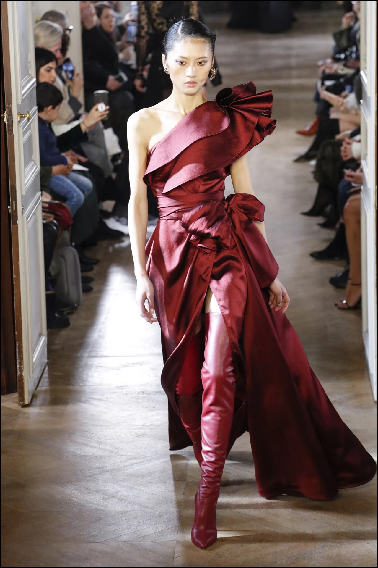 Mannequin - DÈfilÈ de mode Elie Saab collection prÍt-‡-porter Automne-Hiver lors de la fashion week ‡ Paris, le 2 mars 2019. The Elie Saab show as part of the Paris Fashion Week Womenswear Fall/Winter 2019/2020 in Paris, Franceon March 2nd, 2019.