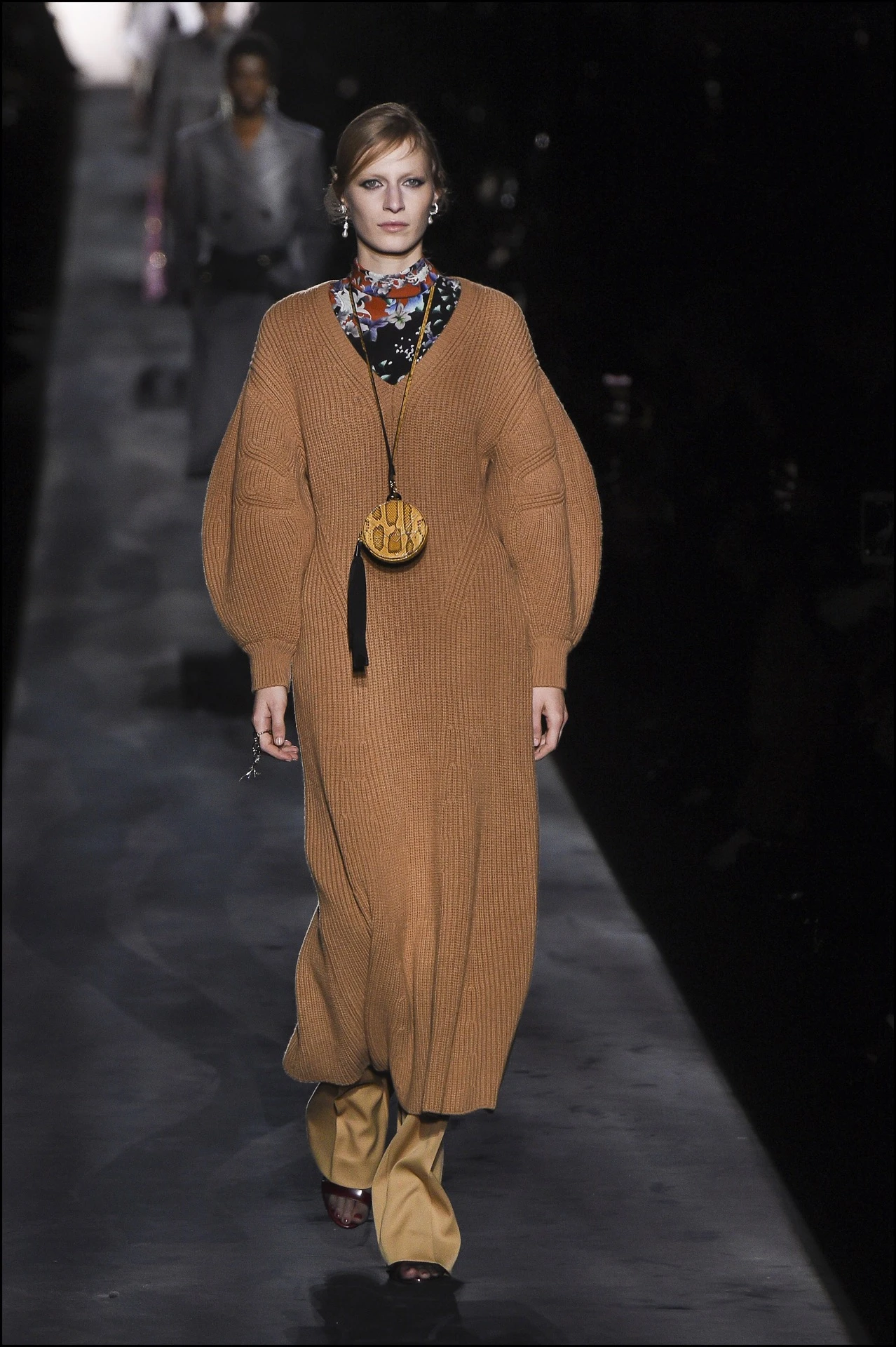 Mannequin pendant le dÈfilÈ de mode Givenchy collection prÍt-‡-porter Automne-Hiver lors de la fashion week ‡ Paris, France, le 3 mars 2019. A model walks the runway during the Givenchy show as part of the Paris Fashion Week Womenswear Fall/Winter 2019/2020 in Paris, France on March 03, 2019.