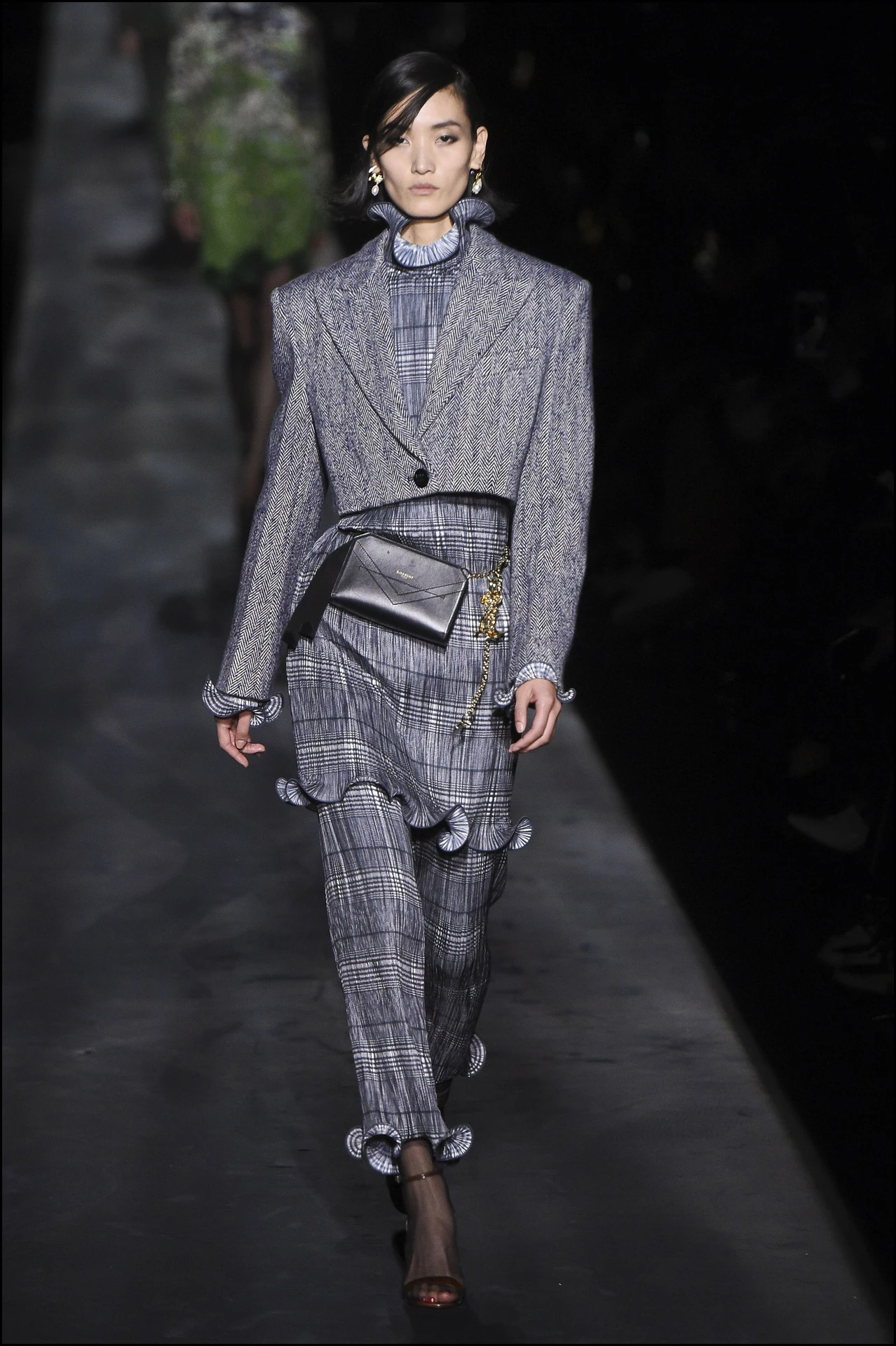 Mannequin pendant le dÈfilÈ de mode Givenchy collection prÍt-‡-porter Automne-Hiver lors de la fashion week ‡ Paris, France, le 3 mars 2019. A model walks the runway during the Givenchy show as part of the Paris Fashion Week Womenswear Fall/Winter 2019/2020 in Paris, France on March 03, 2019.