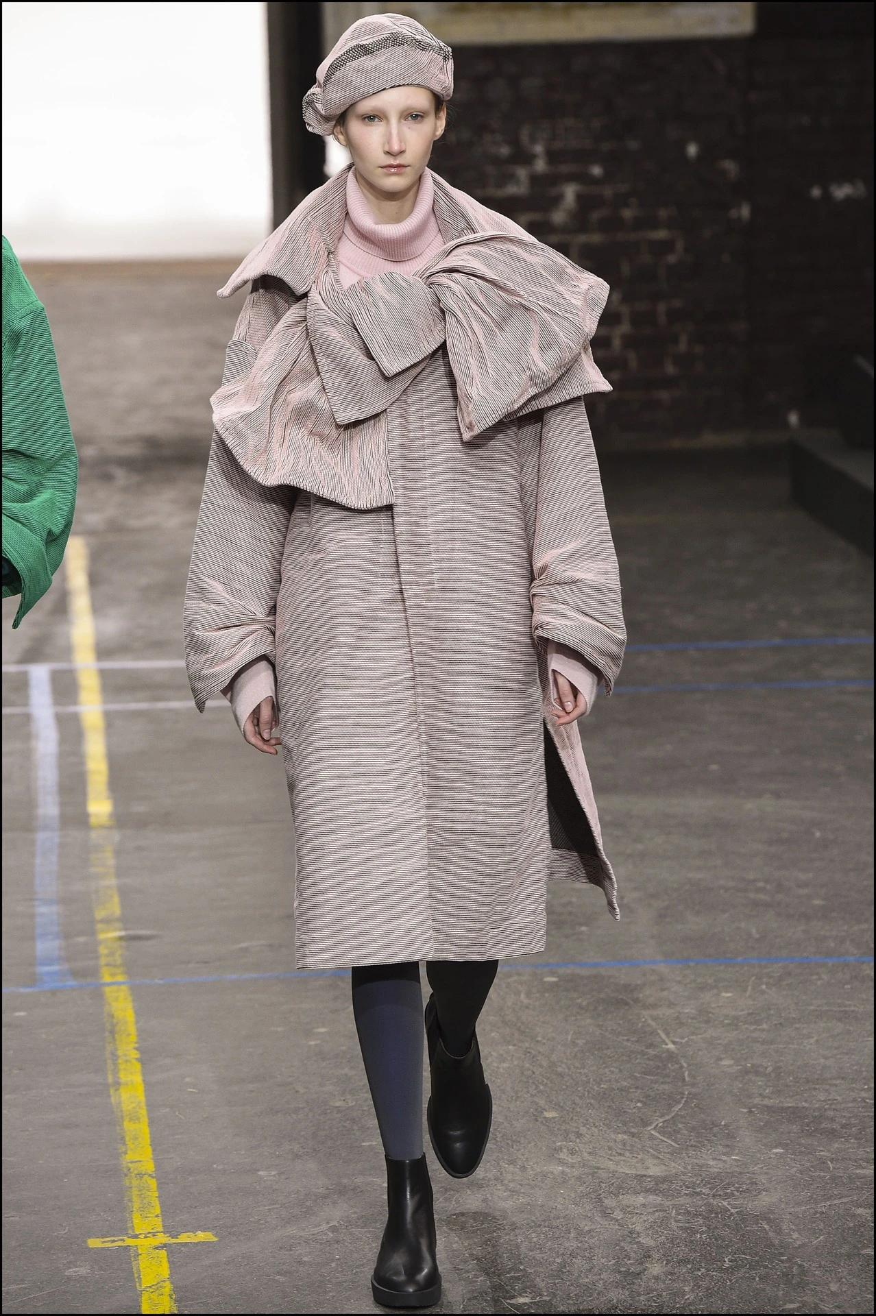 Mannequin - DÈfilÈ de mode Issey Miyake collection prÍt-‡-porter Automne-Hiver 2019/2020 lors de la fashion week ‡ Paris, le 1er mars 2019. Issey Miyake fashion show ready-to-wear Fall-Winter 2019/2020 during the fashion week in Paris, France, on March 1st 2019.