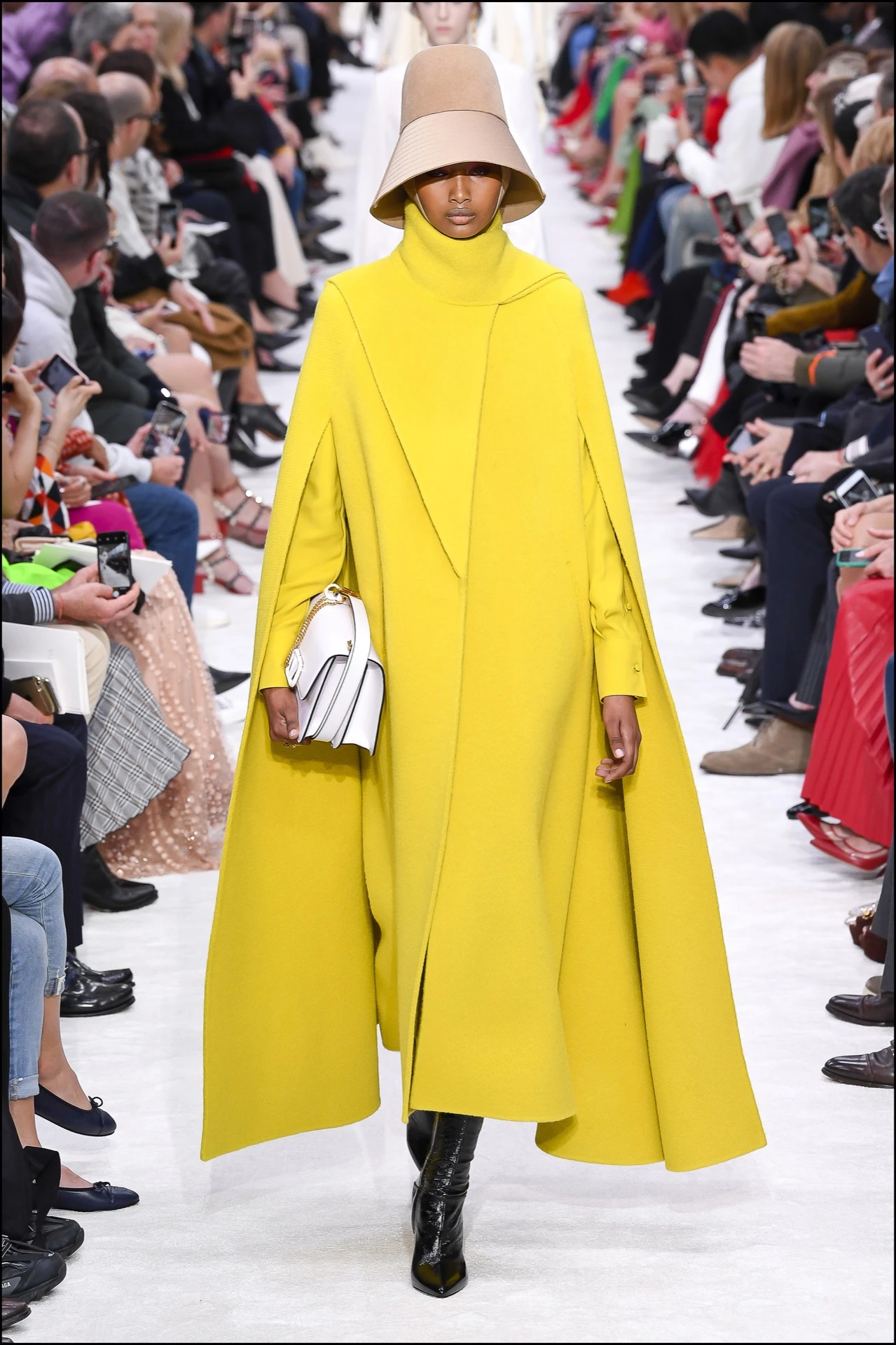 Mannequin pendant le dÈfilÈ de mode Valentino collection prÍt-‡-porter Automne-Hiver lors de la fashion week ‡ Paris, France, le 3 mars 2019. A model walks the runway during the Valentino show as part of the Paris Fashion Week Womenswear Fall/Winter 2019/2020 in Paris, Franceon March 03, 2019.