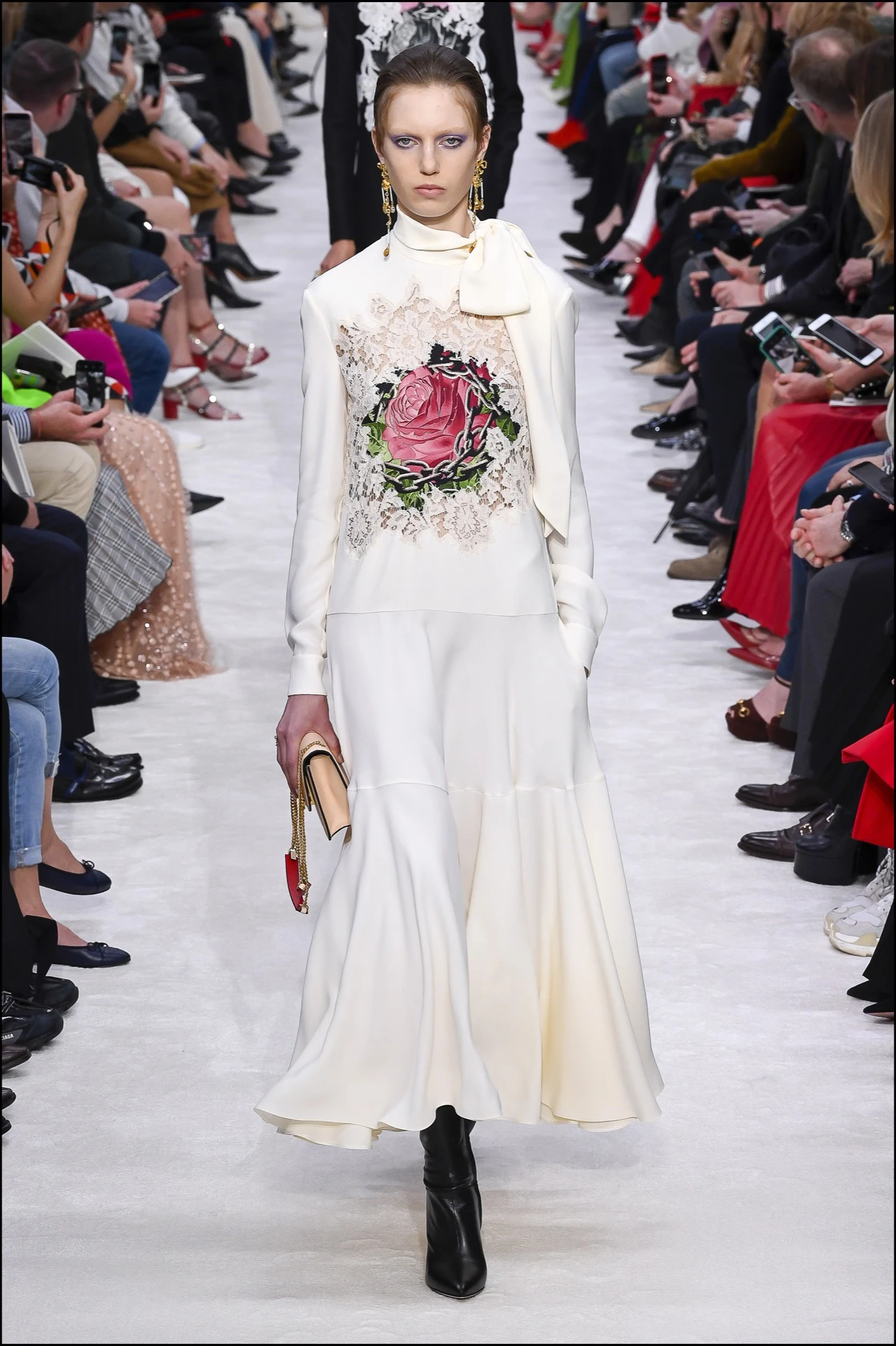 Mannequin pendant le dÈfilÈ de mode Valentino collection prÍt-‡-porter Automne-Hiver lors de la fashion week ‡ Paris, France, le 3 mars 2019. A model walks the runway during the Valentino show as part of the Paris Fashion Week Womenswear Fall/Winter 2019/2020 in Paris, Franceon March 03, 2019.