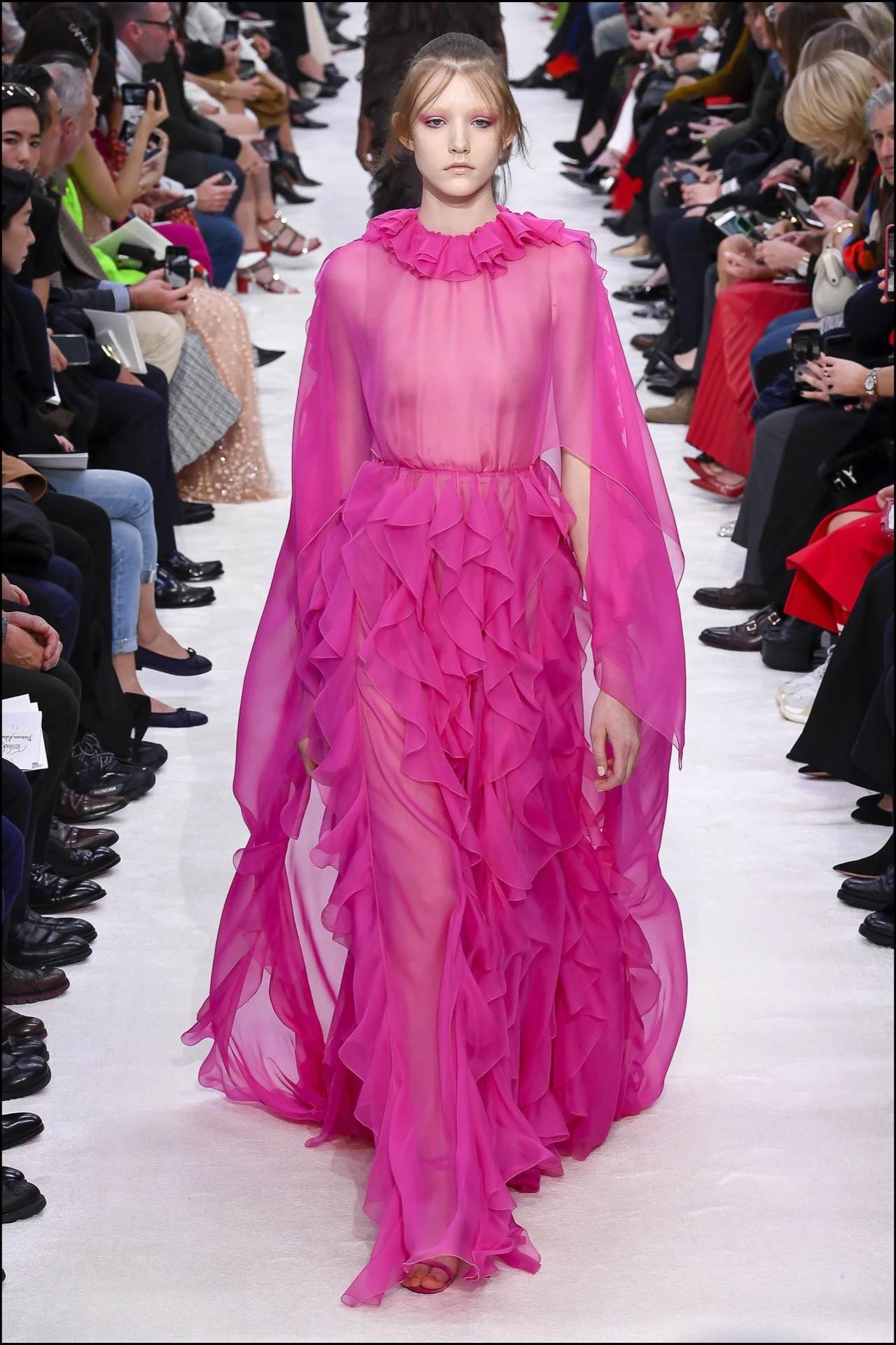 Mannequin pendant le dÈfilÈ de mode Valentino collection prÍt-‡-porter Automne-Hiver lors de la fashion week ‡ Paris, France, le 3 mars 2019. A model walks the runway during the Valentino show as part of the Paris Fashion Week Womenswear Fall/Winter 2019/2020 in Paris, Franceon March 03, 2019.