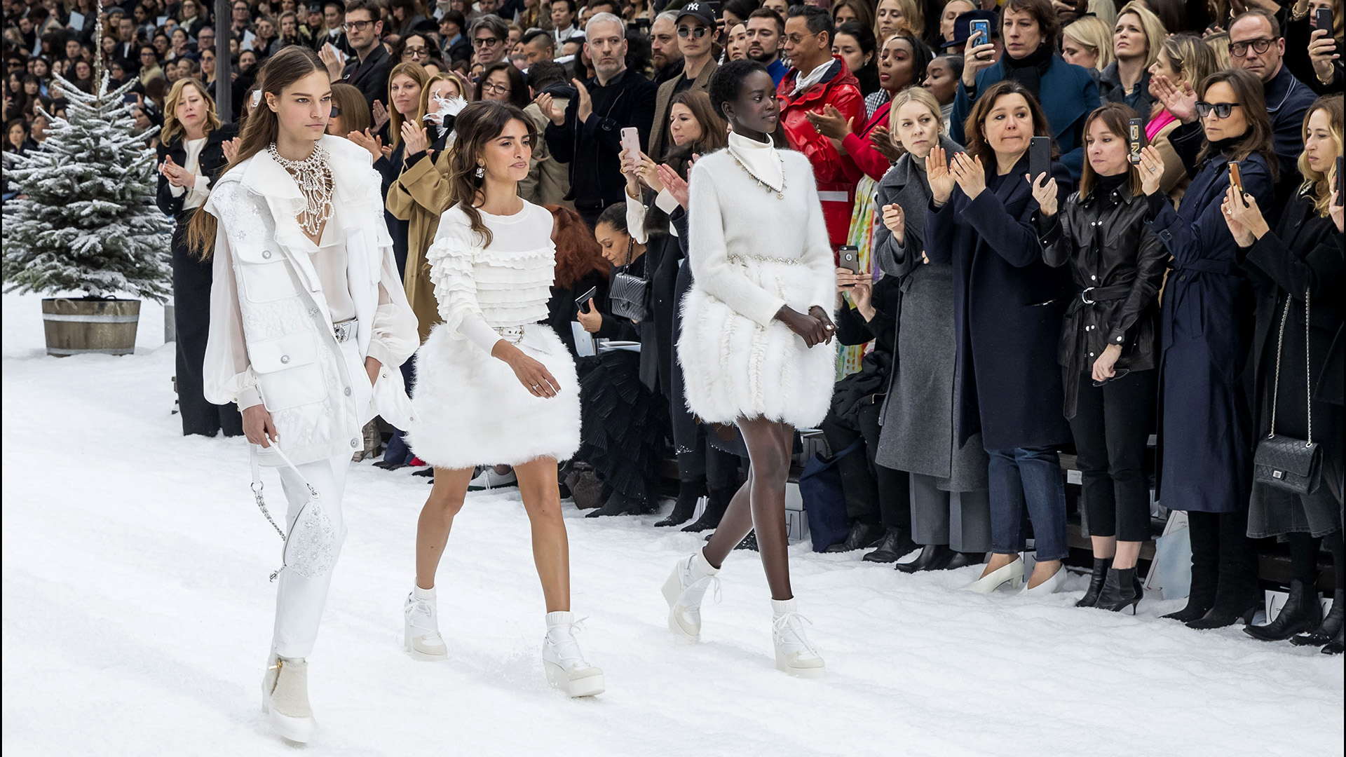 PenÈlope Cruz, Alexandra Golovanoff - People au dÈfilÈ de mode PrÍt-‡-Porter automne-hiver 2019/2020 "Chanel" ‡ Paris. Le 5 mars 2019 --- People attends the PAP F/W 2019/2020 Chanel fashion show in Paris. On march 5th 2019