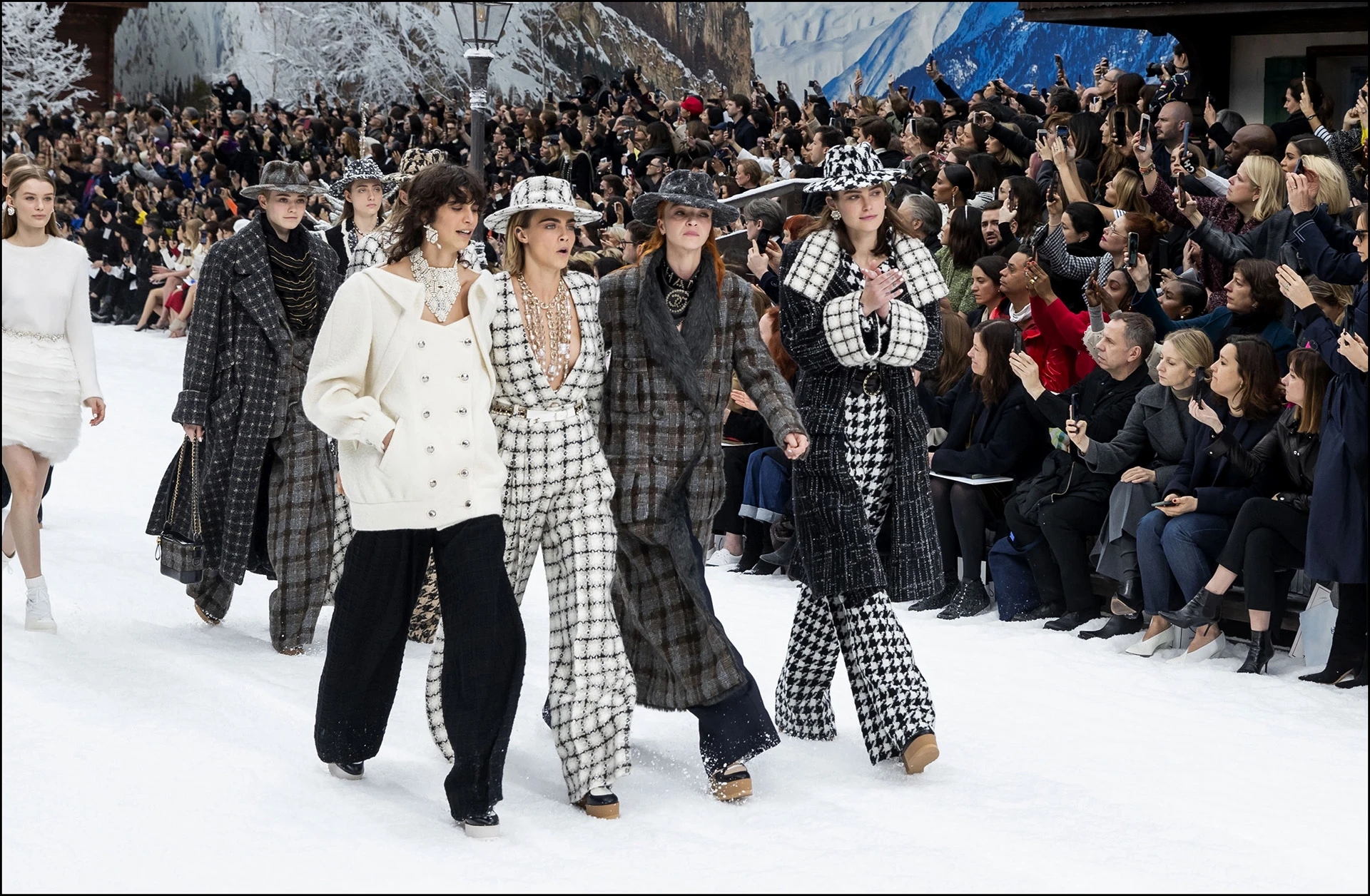 Cara Delevingne - People au dÈfilÈ de mode PrÍt-‡-Porter automne-hiver 2019/2020 "Chanel" ‡ Paris. Le 5 mars 2019 --- People attends the PAP F/W 2019/2020 Chanel fashion show in Paris. On march 5th 2019