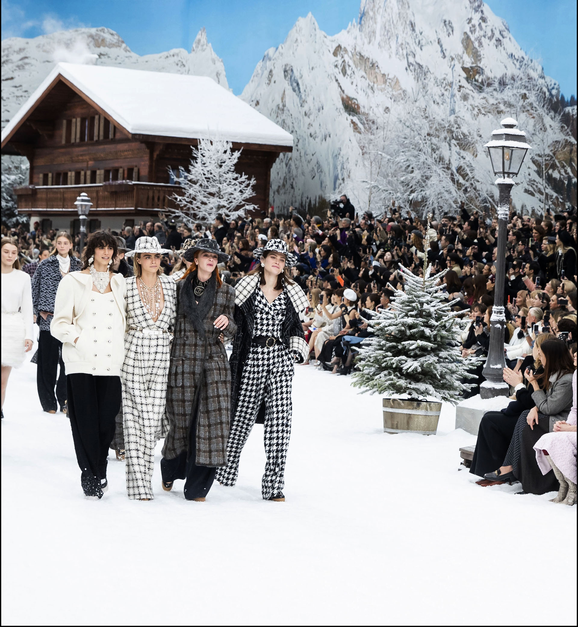 Cara Delevingne, Anna Wintour - People au dÈfilÈ de mode PrÍt-‡-Porter automne-hiver 2019/2020 "Chanel" ‡ Paris. Le 5 mars 2019 --- People attends the PAP F/W 2019/2020 Chanel fashion show in Paris. On march 5th 2019