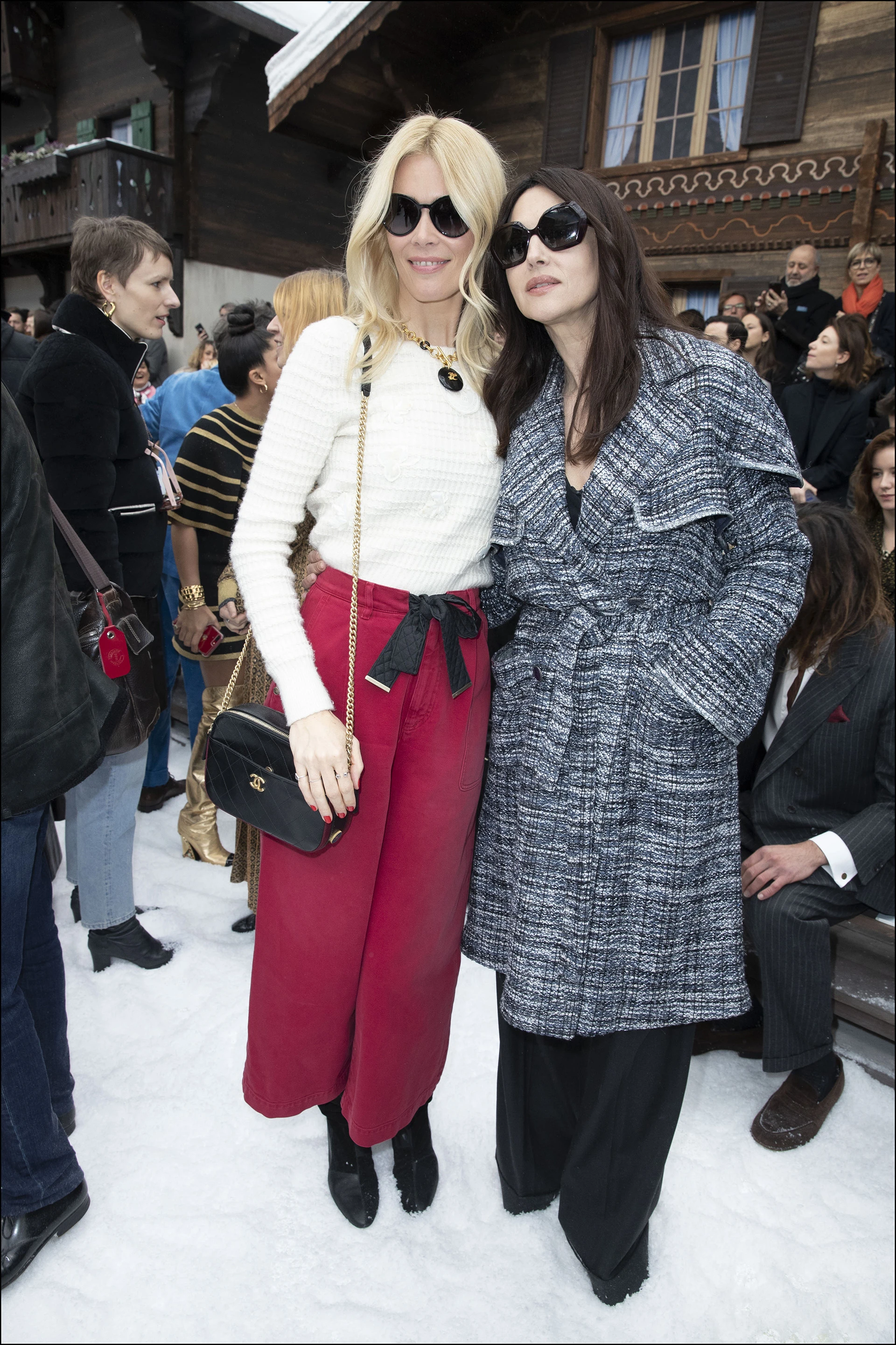 Claudia Schiffer y Monica Bellucci - en la front row