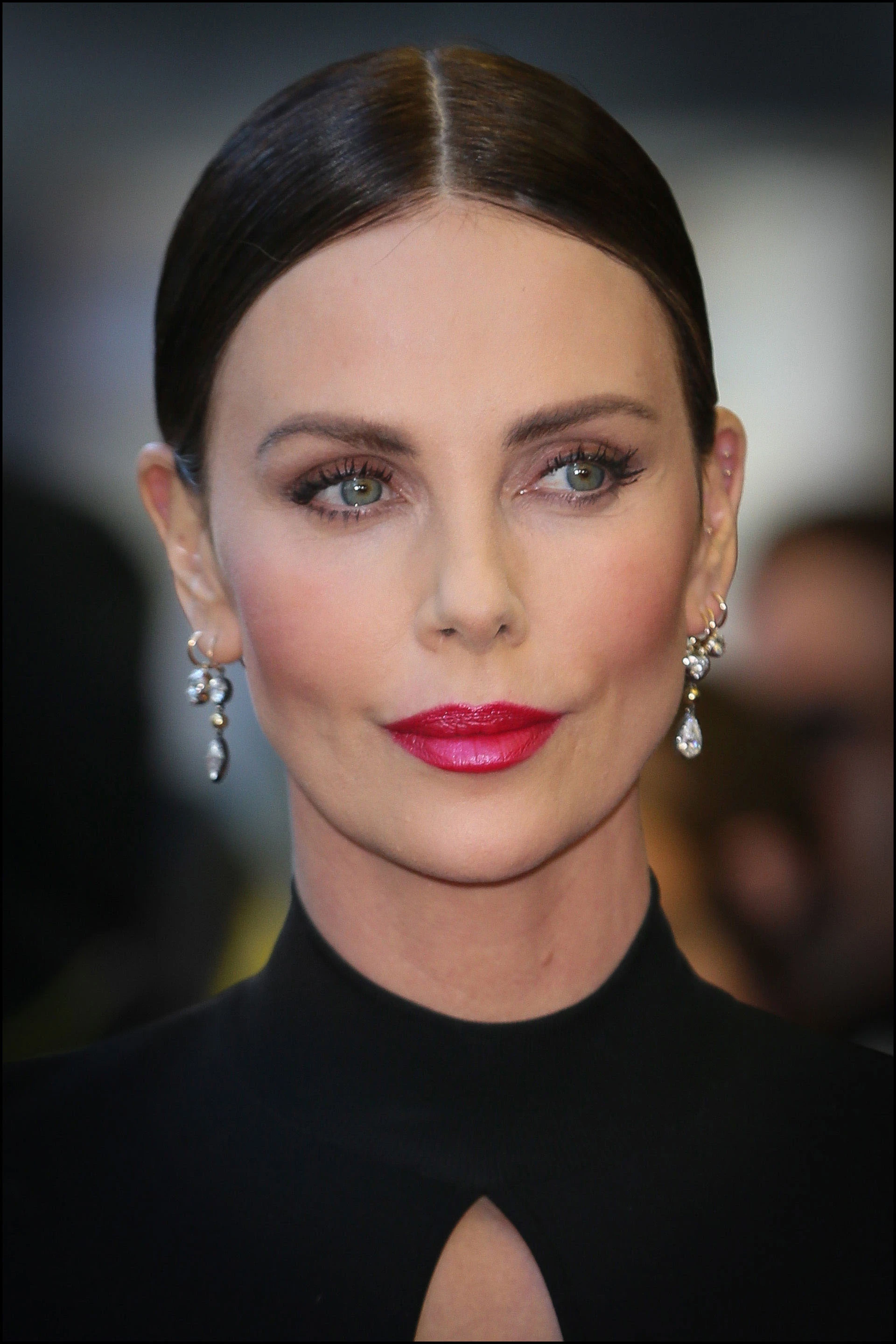 # PARA TI - CHARLIZE LONG SHOT 3 - moda - FOTONOTICIAS