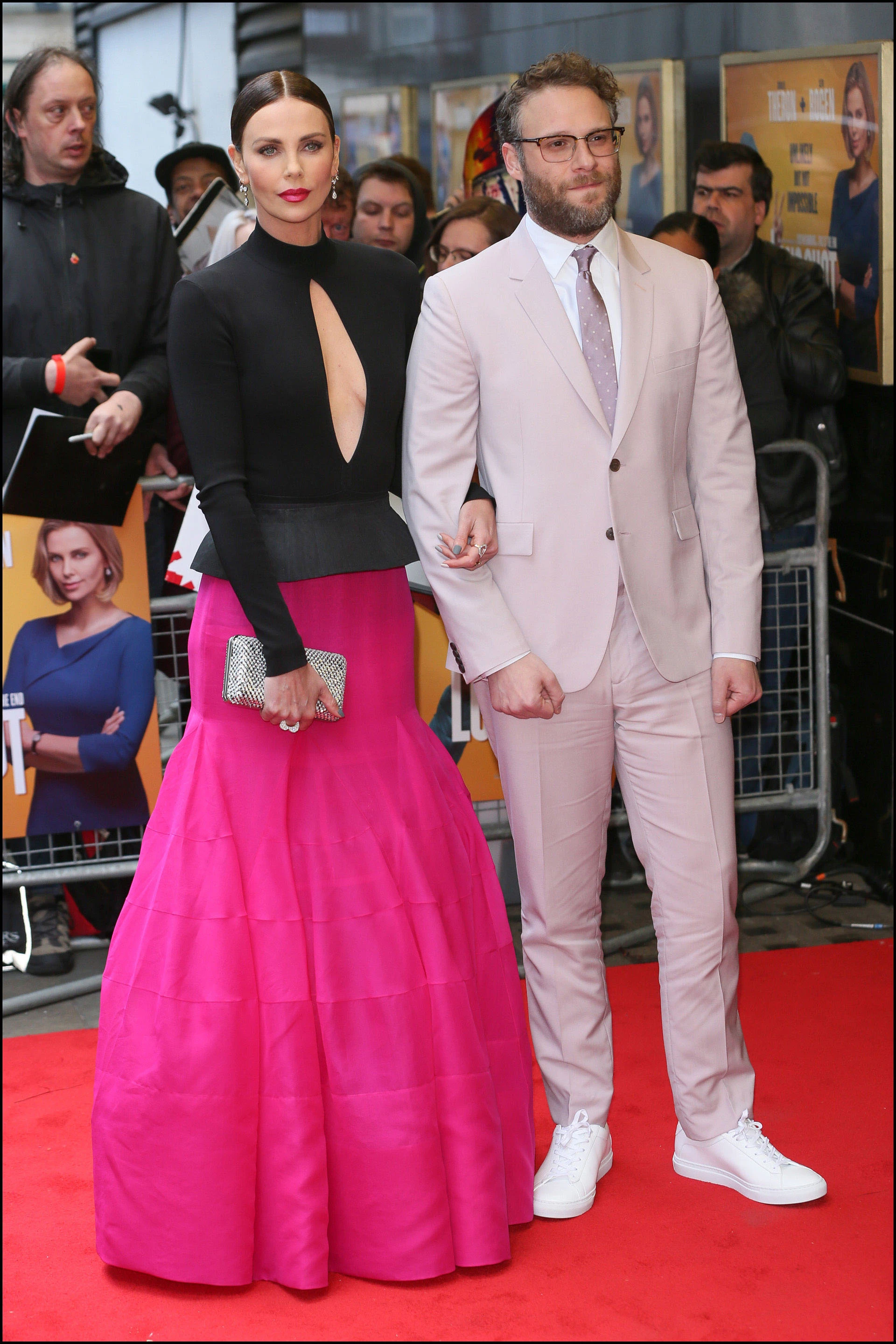 # PARA TI - CHARLIZE LONG SHOT 5 - moda - FOTONOTICIAS