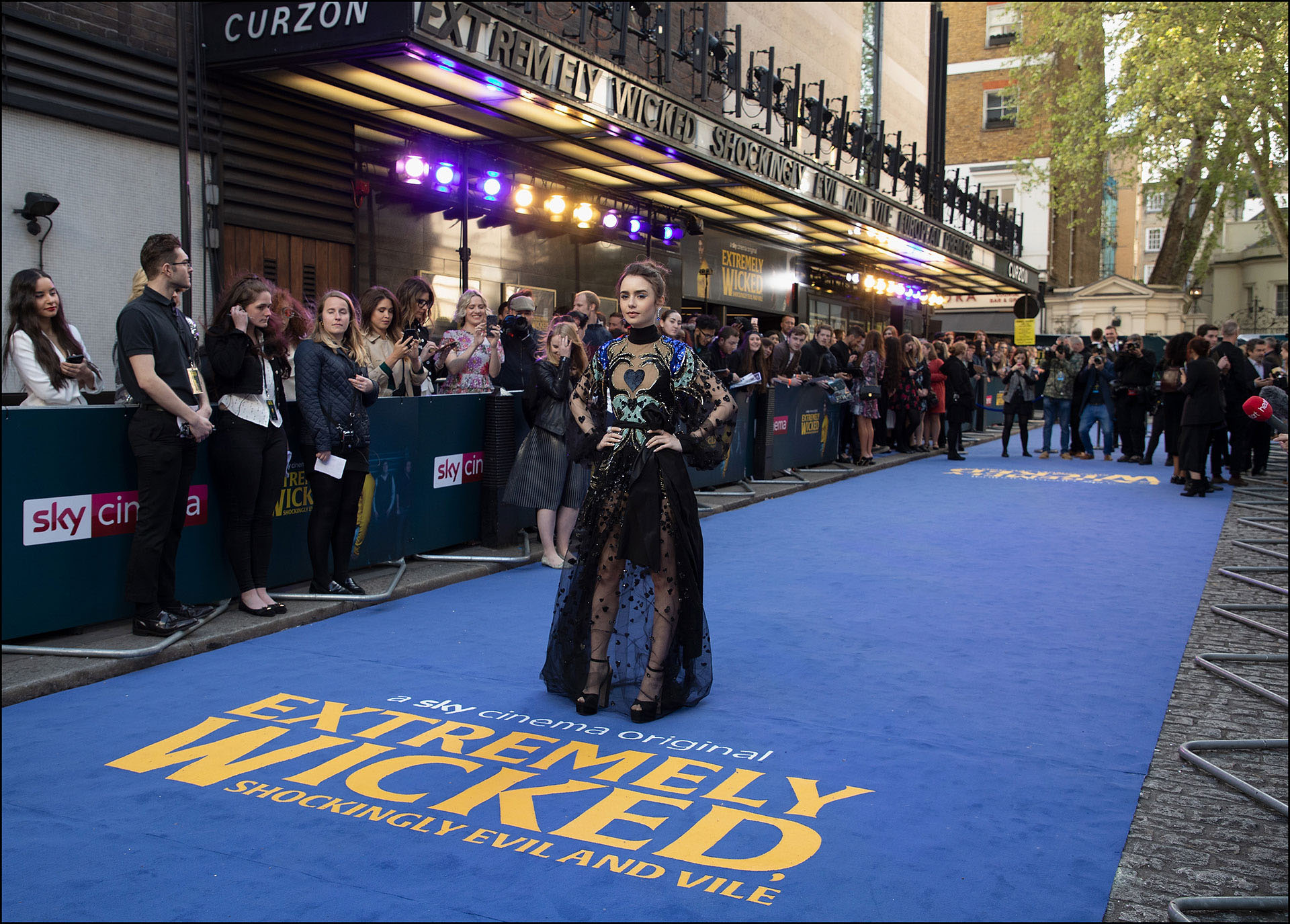 Lily Collins luciendo su vestido en la alfombra principal.