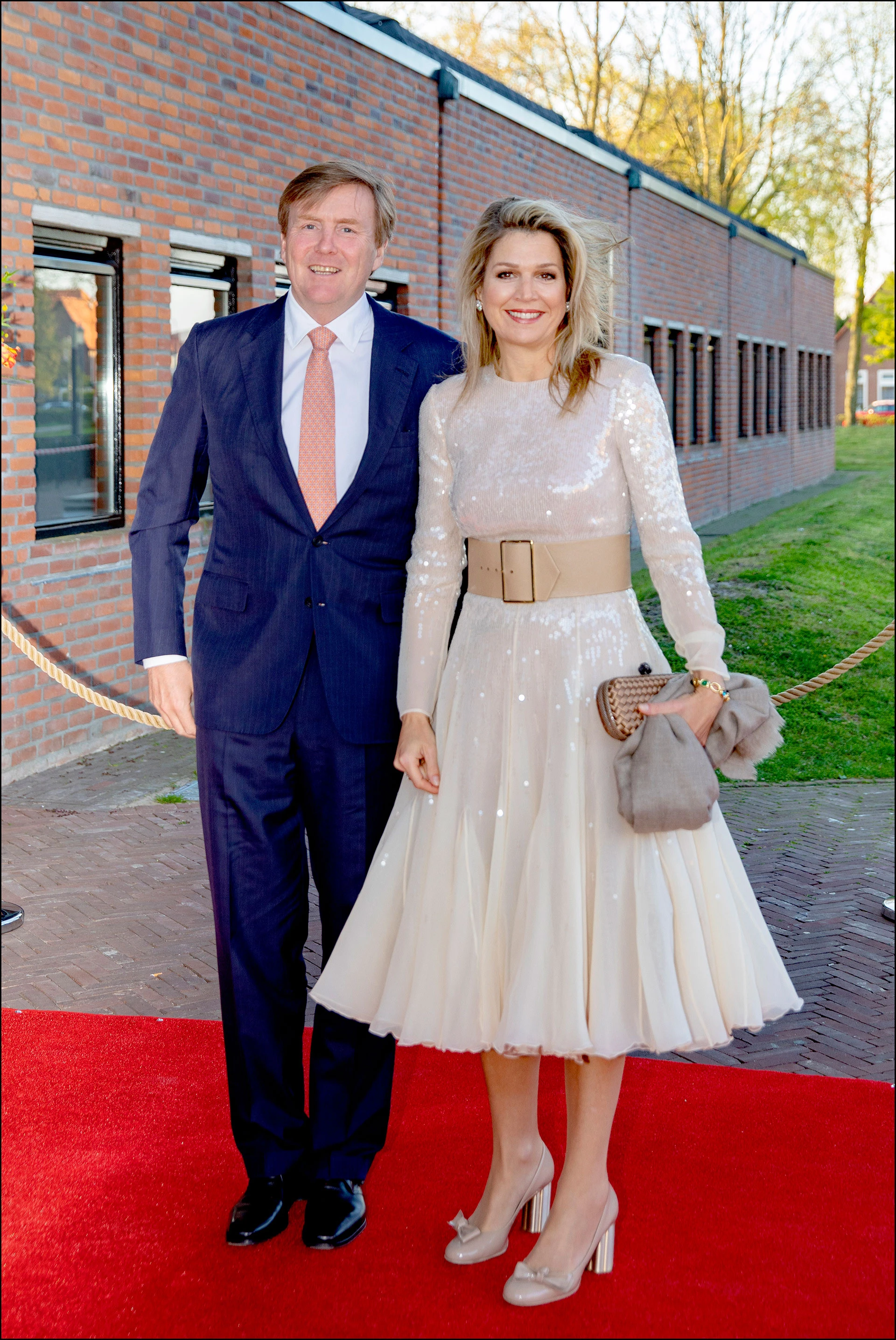 Su marido también repitió la corbata de hace casi un año atrás.