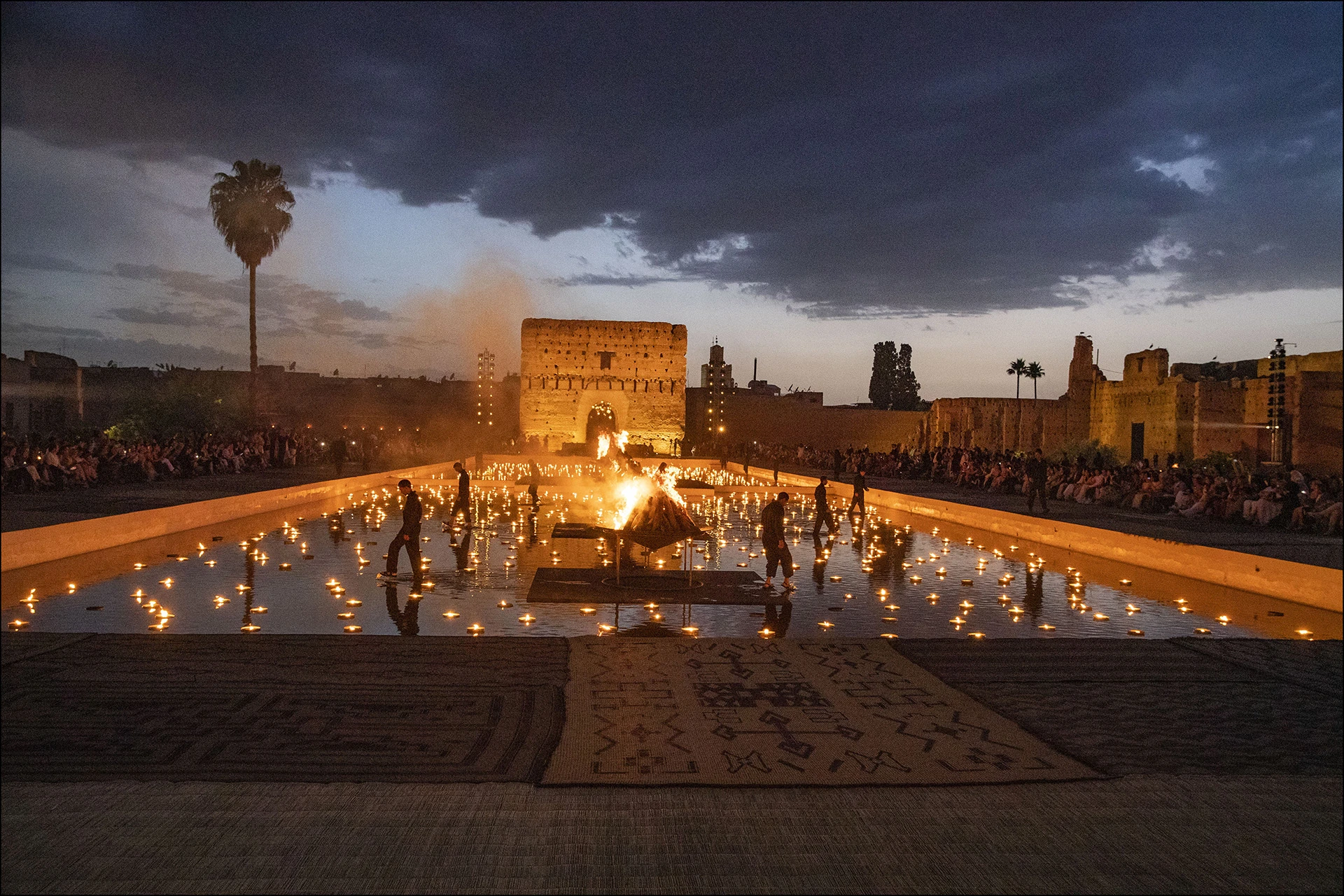 La espectacular escenografía: antorchas, velas y tapices vistieron el Palacio