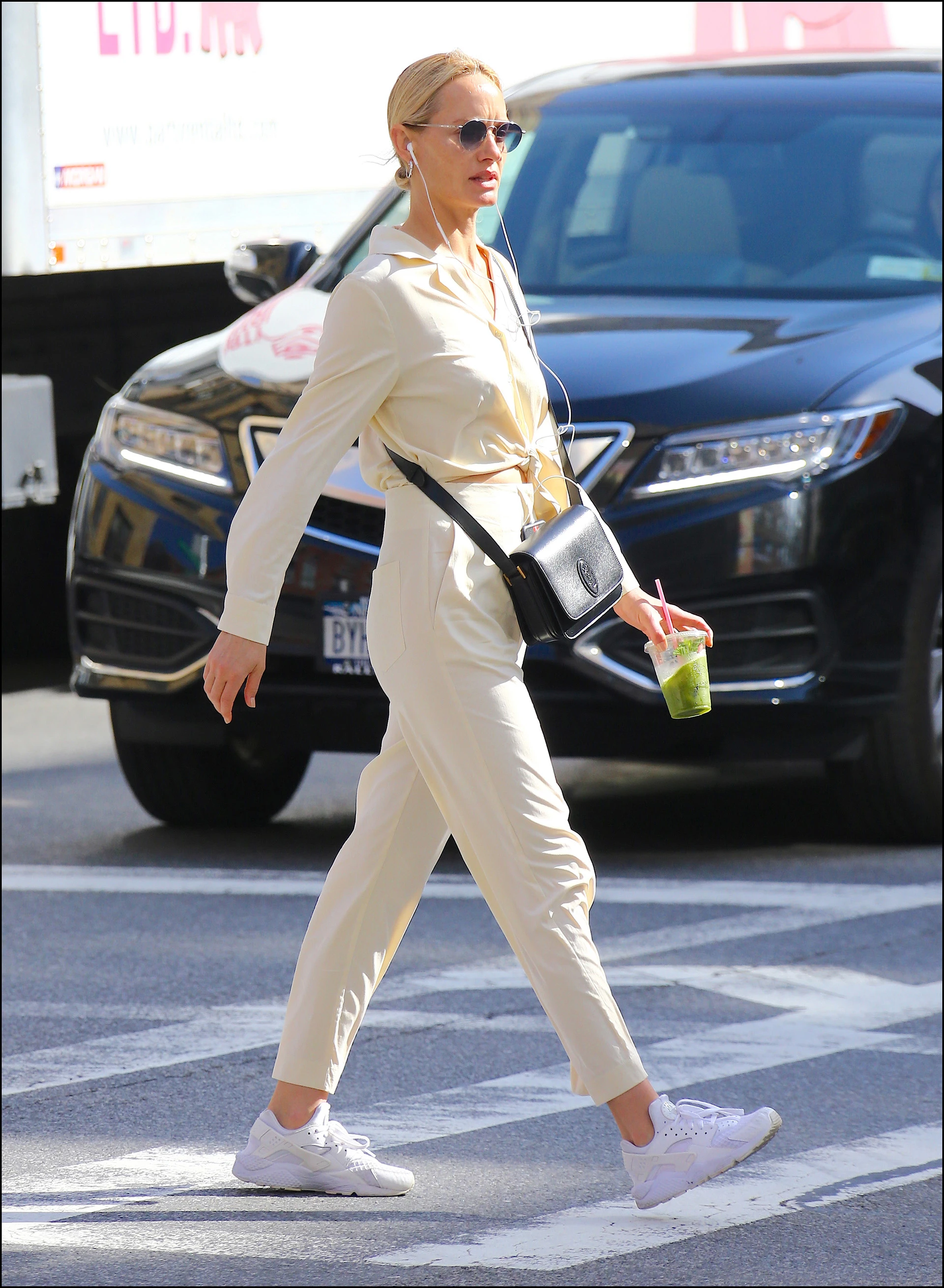 Amber Valletta con un look minimal.