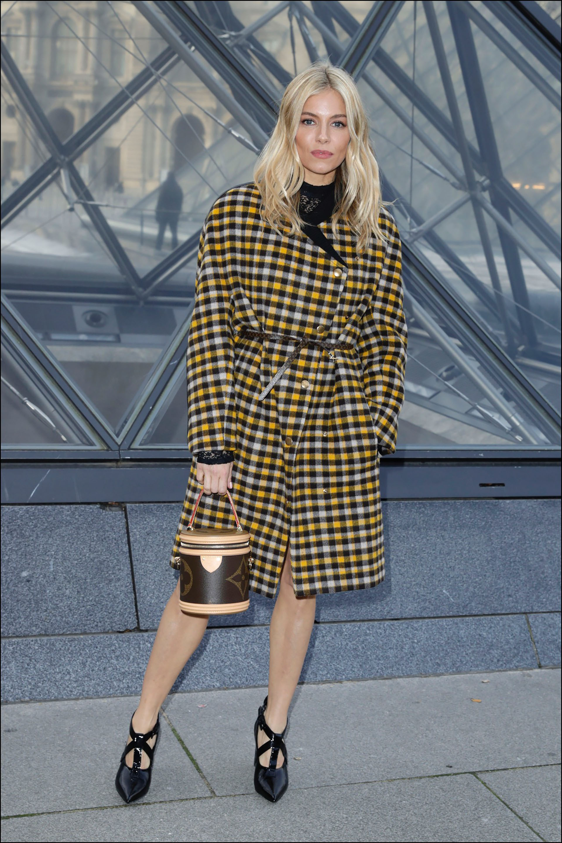 Sienna Miller - People au dÈfilÈ Louis Vuitton collection prÍt-‡-porter Automne-Hiver lors de la fashion week ‡ Paris, le 5 mars 2019. --- People at the Louis Vuitton PAP F/W 2019/2020 fashion show during the fashion week in Paris, France, on march 5th 2019.