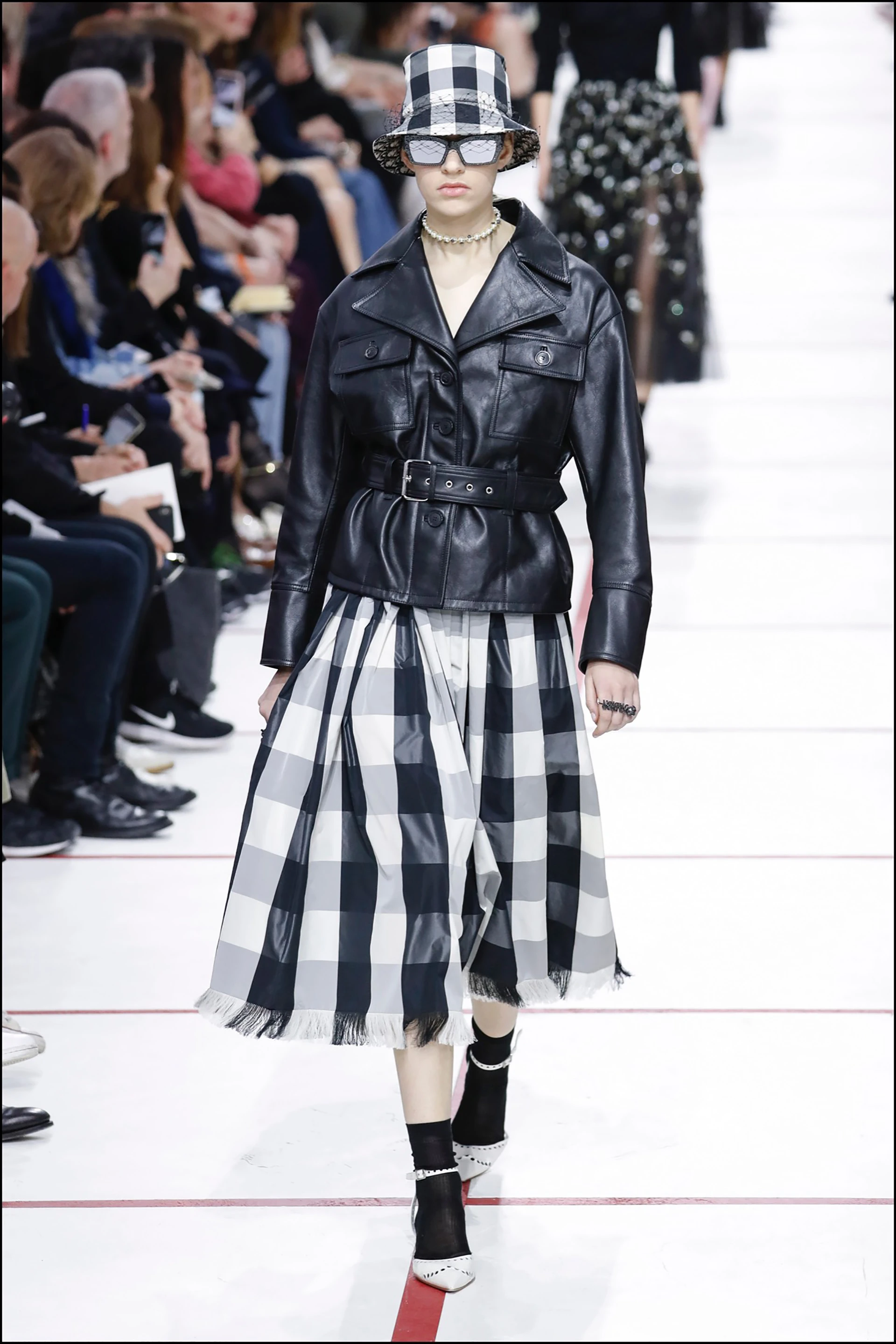 Mannequin pendant le dÈfilÈ de mode Christian Dior PrÍt-‡-Porter automne-hiver 2019/2020 au musÈe Rodin ‡ Paris, France, le 26 fÈvrier 2019. A model walks the runway at the Christian Dior show at Paris Fashion Week Autumn/Winter 2019/20 in Paris, France, on February 26, 2019.