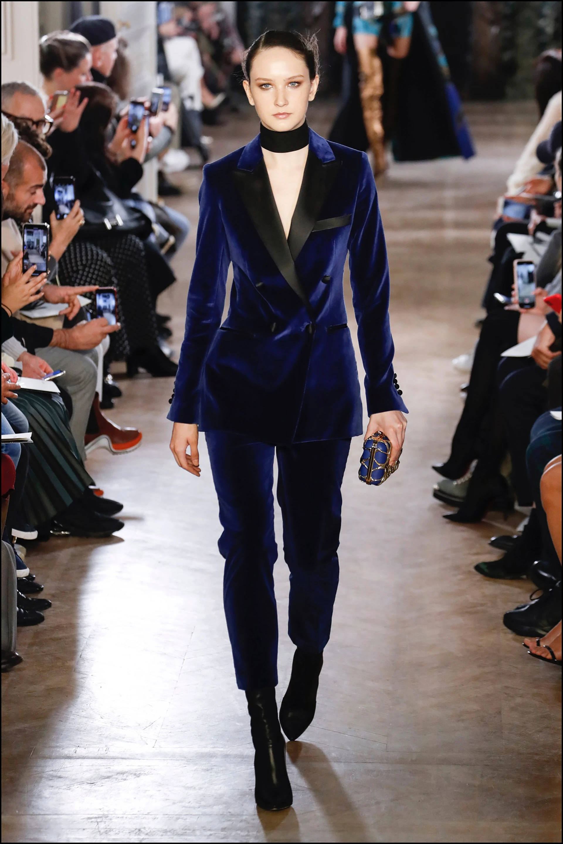 Mannequin - DÈfilÈ de mode Elie Saab collection prÍt-‡-porter Automne-Hiver lors de la fashion week ‡ Paris, le 2 mars 2019. The Elie Saab show as part of the Paris Fashion Week Womenswear Fall/Winter 2019/2020 in Paris, Franceon March 2nd, 2019.