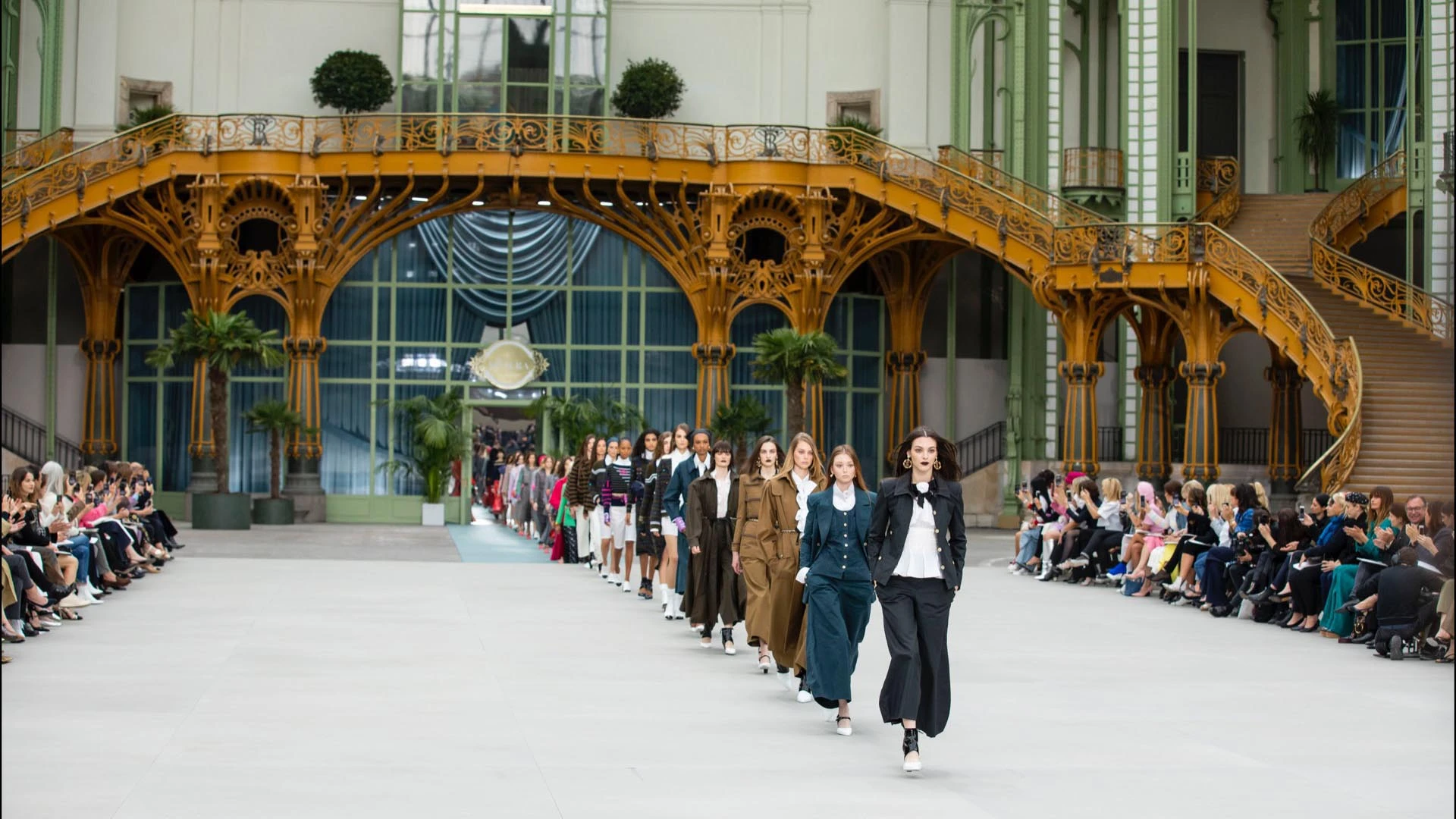 El Grand Palais de Paris ambientado como una estación de tren.