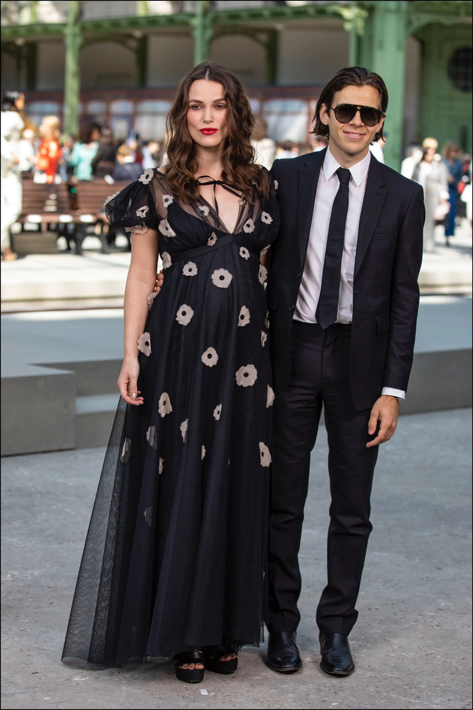Keira Knightley embarazada junto a su pareja James Righton.