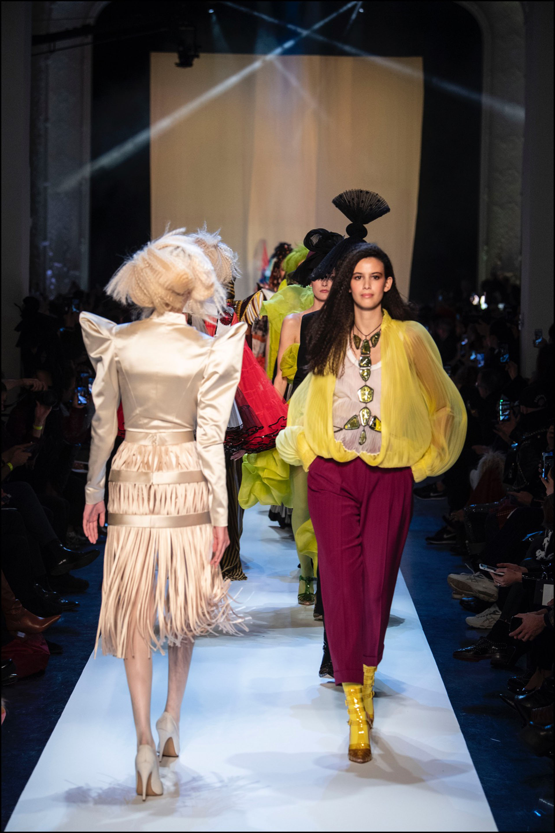 La moda abre el juego y se abraza a los cambios. La pasarela multicultural de Jean Paul Gaultier.