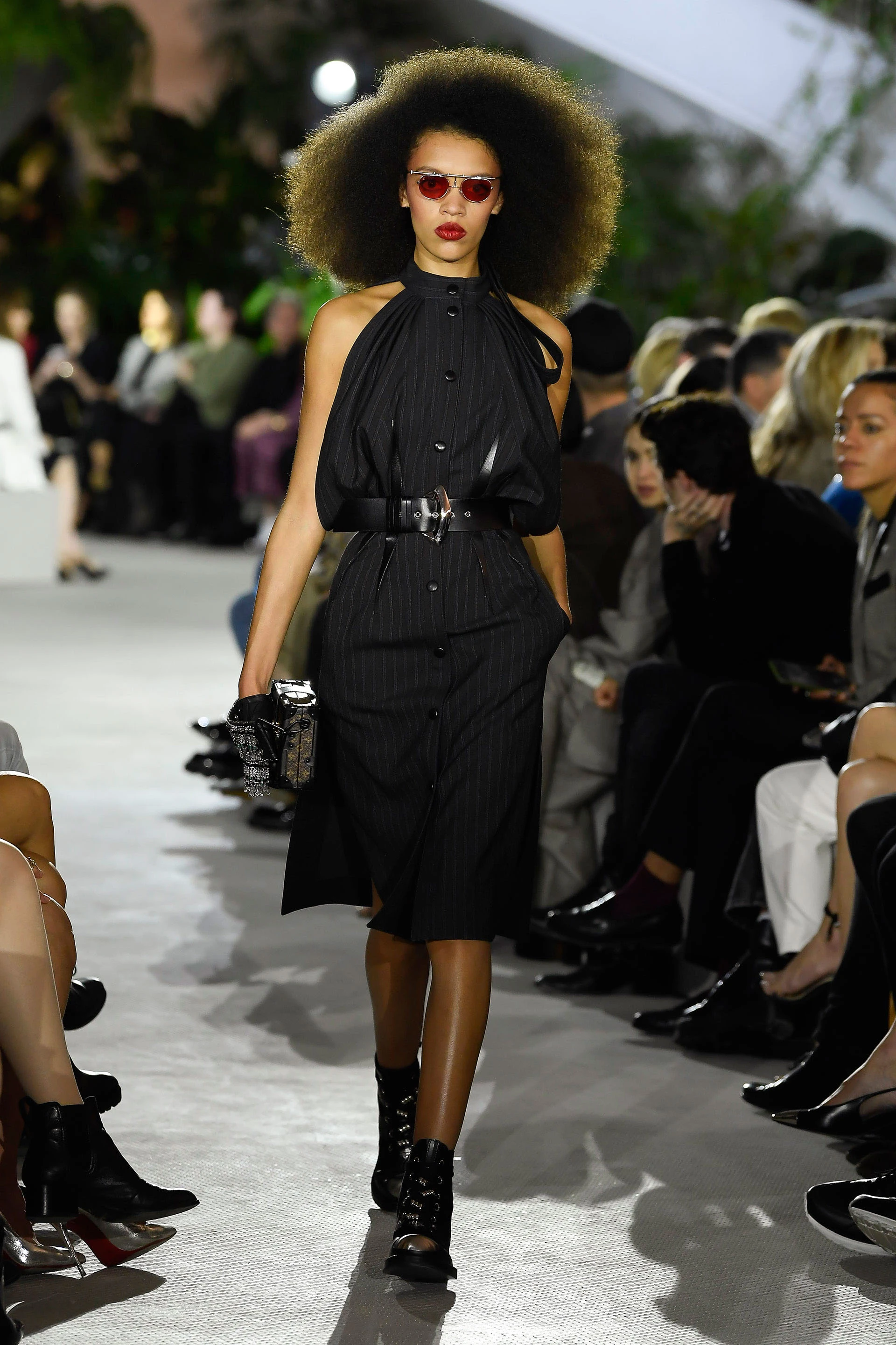 Total black y elegancia.