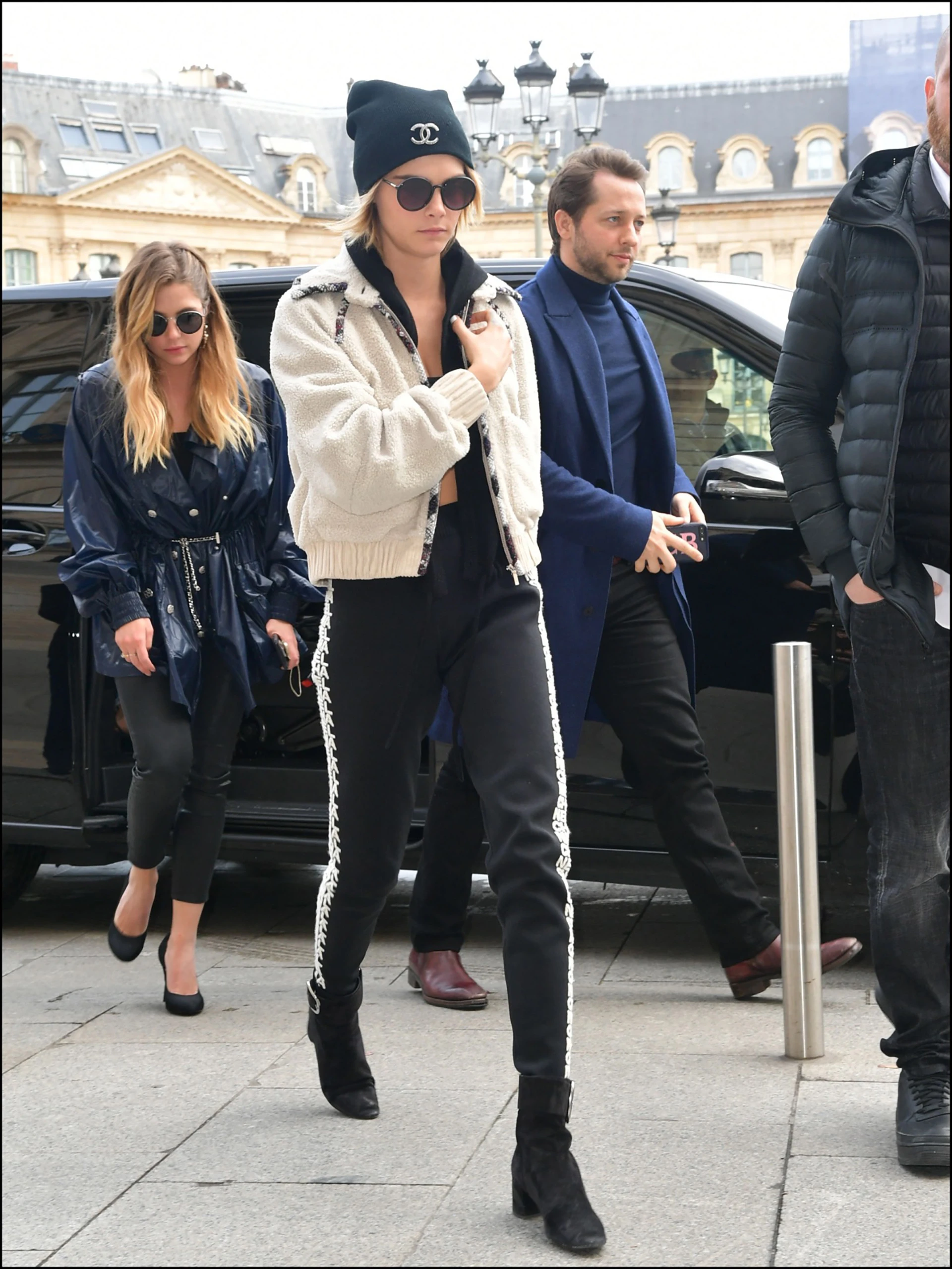 Cara Delevingne et sa compagne Ashley Benson arrivent ‡ la boutique Chanel Place VendÙme ‡ Paris le 5 Mars 2019 Cara Delevingne and girlfriend Ashley Benson are seen arriving at Chanel store Place VendÙme in Paris on 05/03/2019