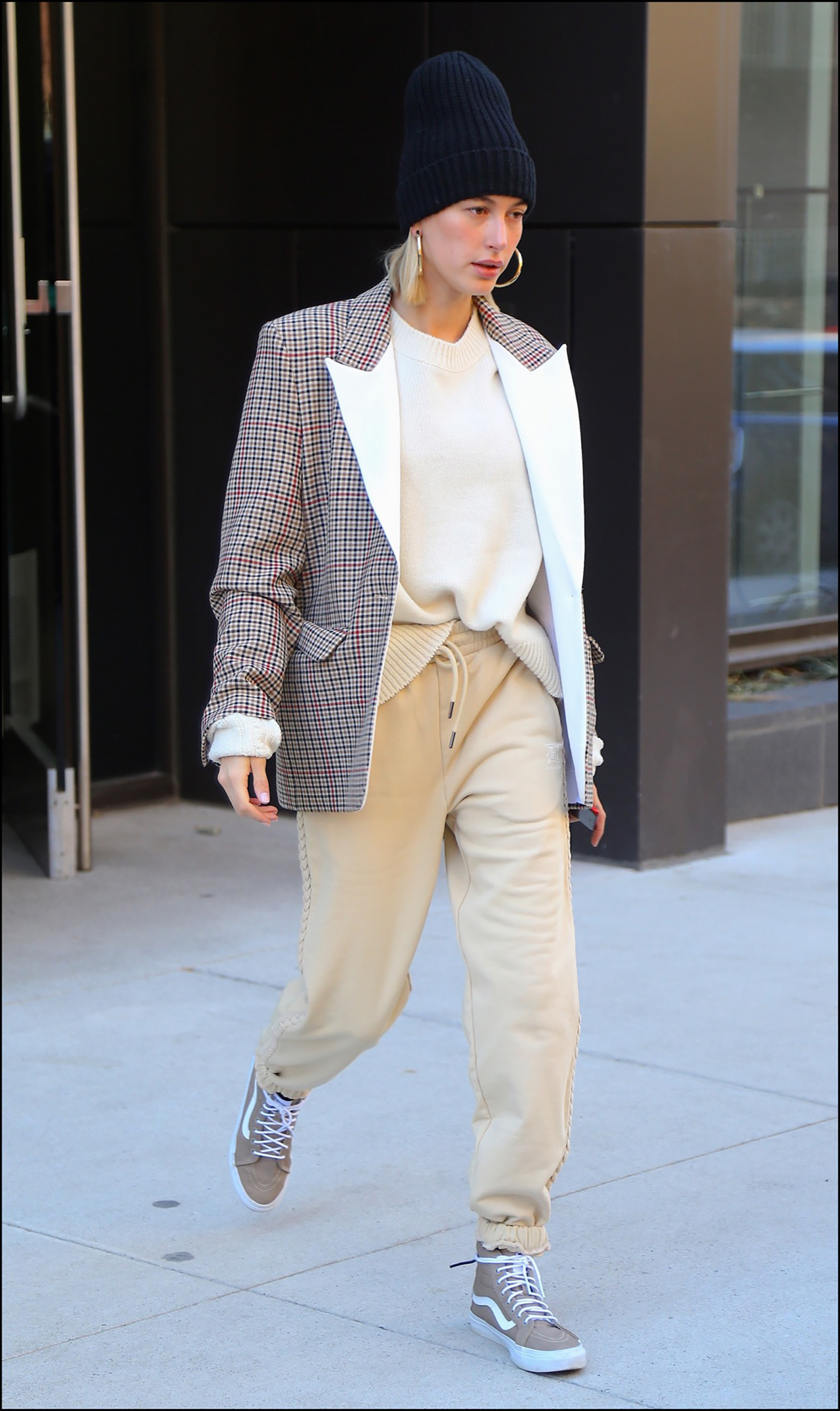 Hailey Baldwin sort de son domicile ‡ New York le 26 fÈvrier 2019. Hailey Baldwin Bieber is seen leaving her apartment in New York, on February 26th 2019.