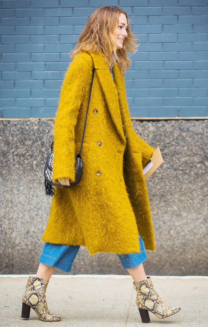 Street Style. Abrigo amarillo oversize combinado con jean 3/4 y botas animal print. Foto: Pinterest