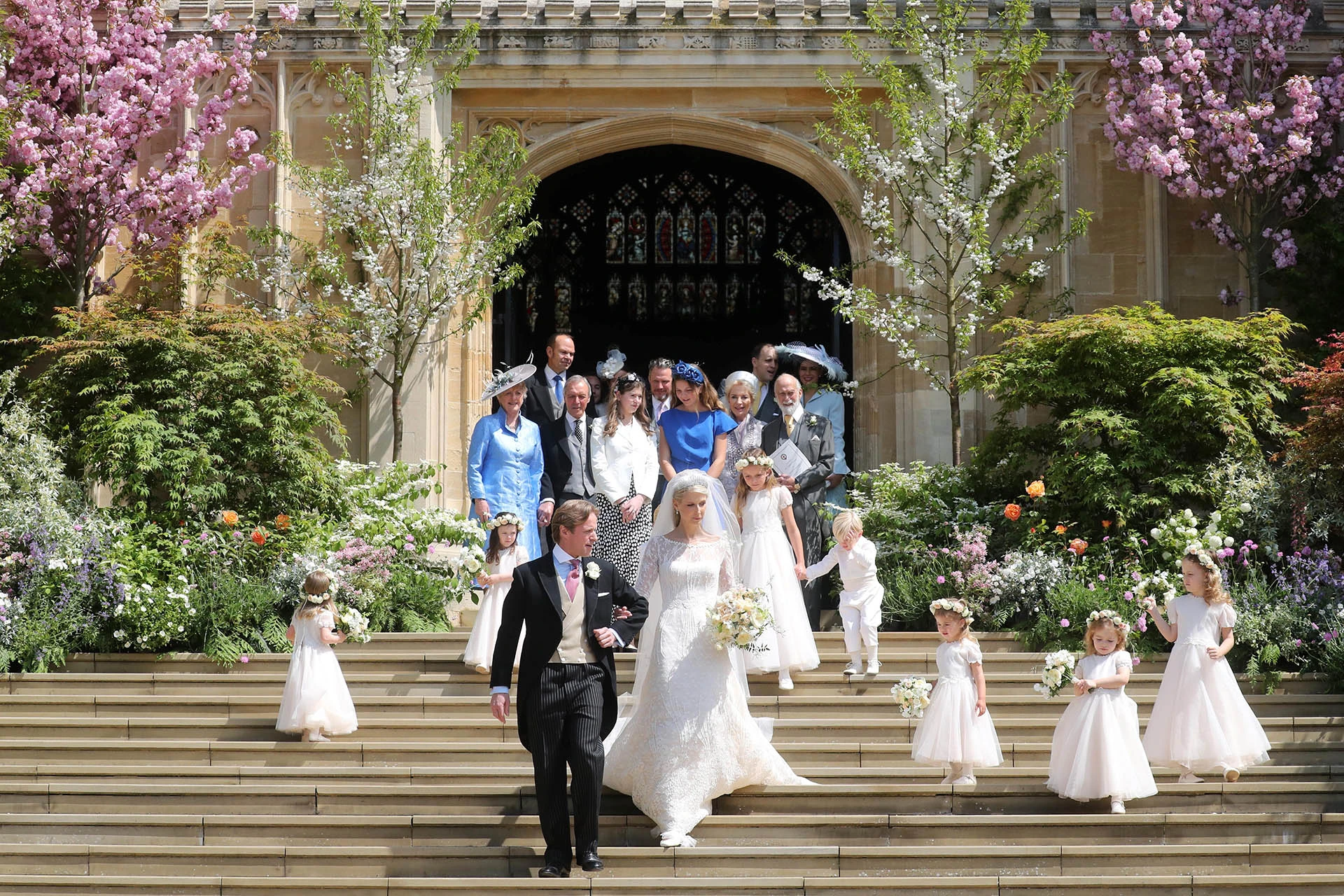 La salida de los novios junto a la familia real