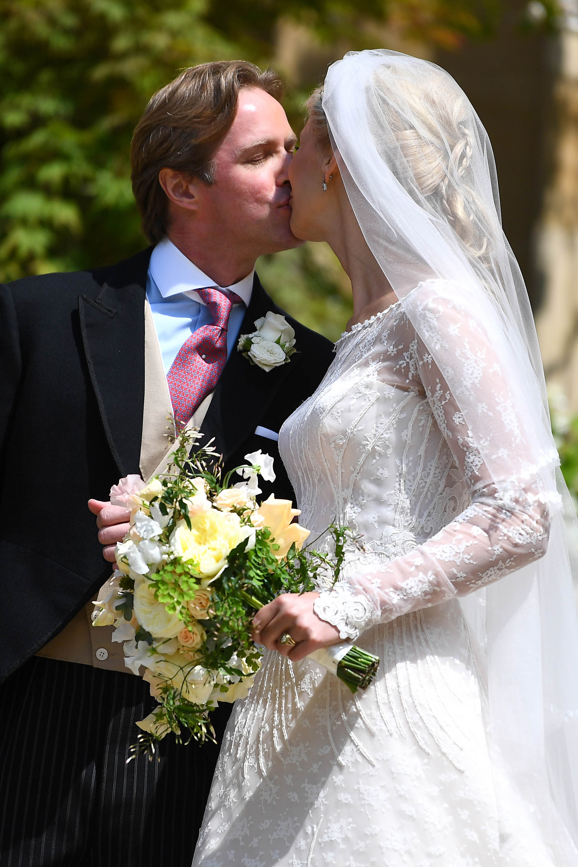 El beso de los recién casados tras la ceremonia