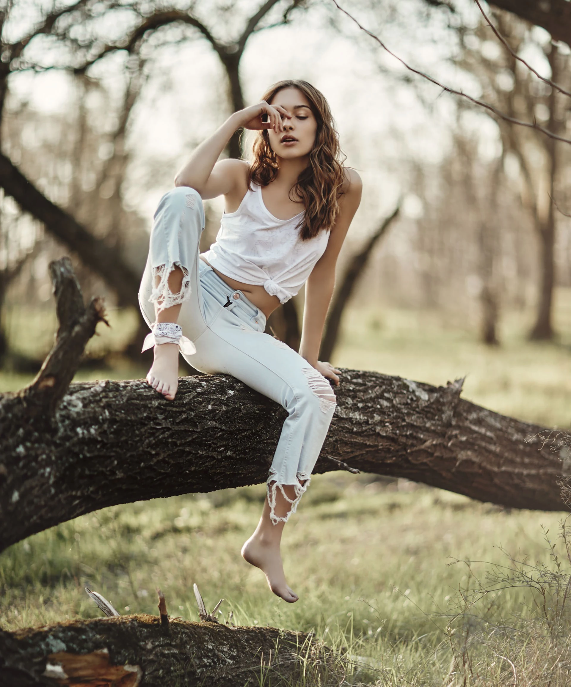 Musculosa de algodón ($ 690, Levi´s) y jean con roturas en la botamanga y la rodilla ($ 2.100, DeLaOstia). Foto Ana Fanelli/ Para Ti