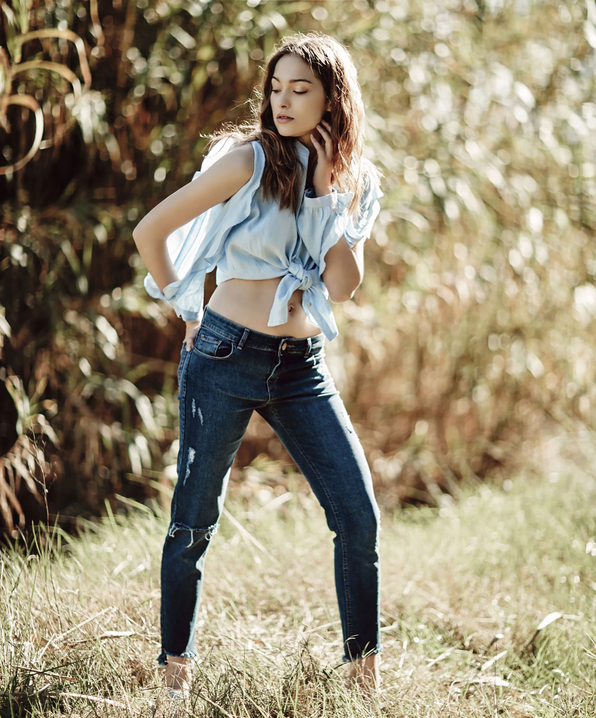 Blusa off the shoulder (Melocotón) y jean de tiro bajo ($ 2.500, Uma). Foto Ana Fanelli/ Para Ti