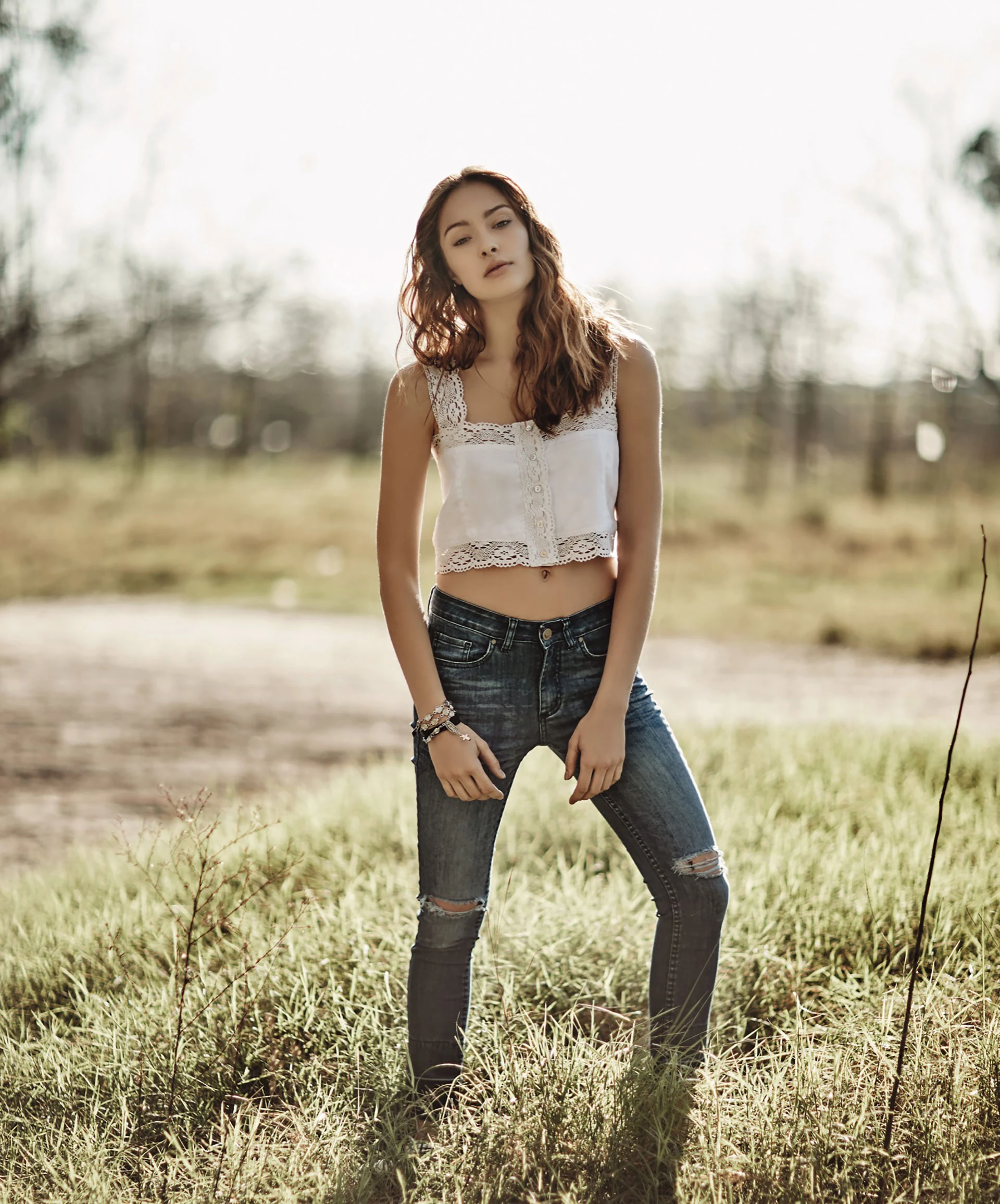 Blusa de algodón con encaje ($ 1.500, DeLaOstia) y jean chupín con roturas en la rodilla (Rapsodia). Foto Ana Fanelli/ Para Ti