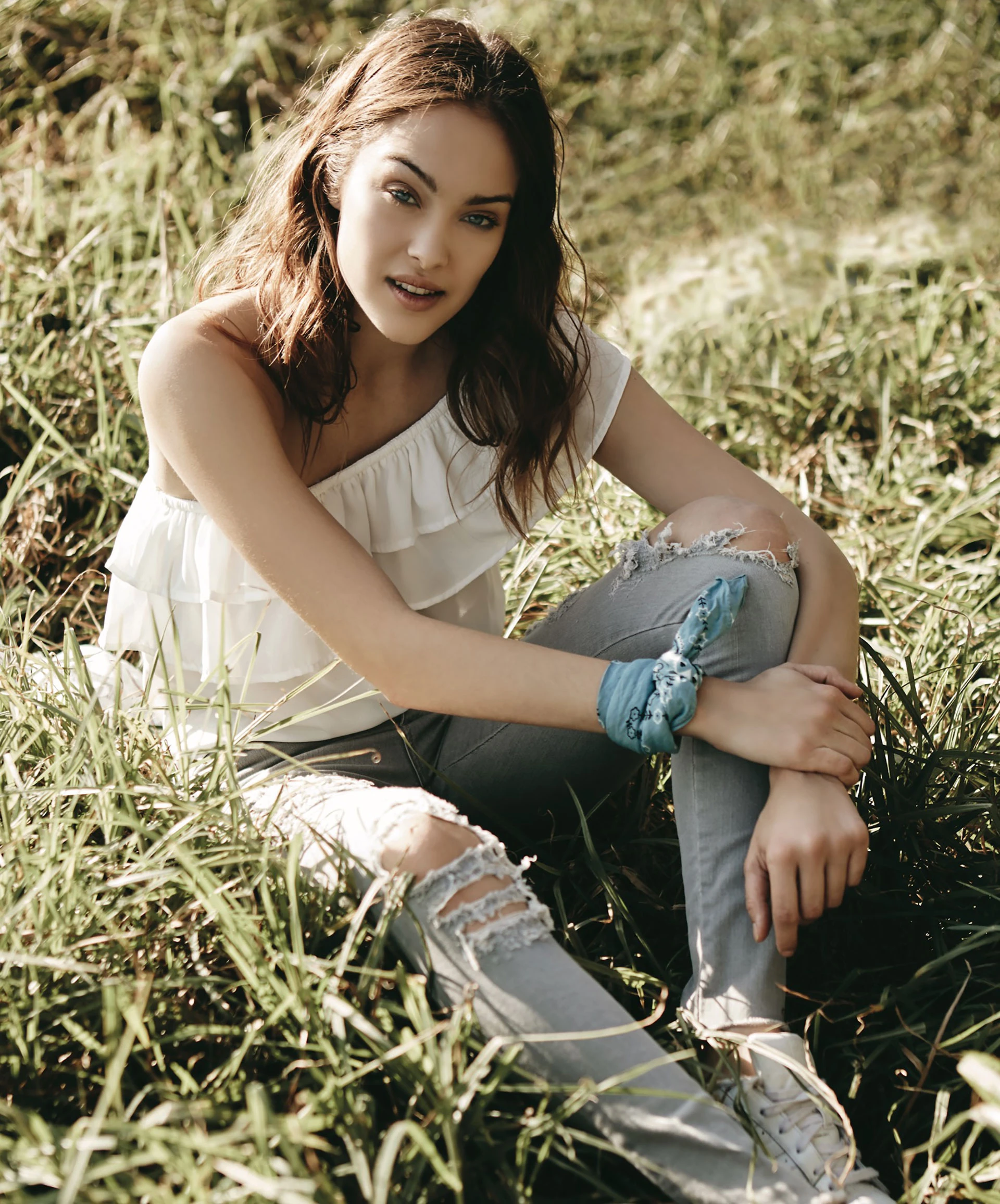 Camisa con volados ($ 2.690, Carmela Achaval) y jean ($ 1.190, Ver). Foto Ana Fanelli/ Para Ti