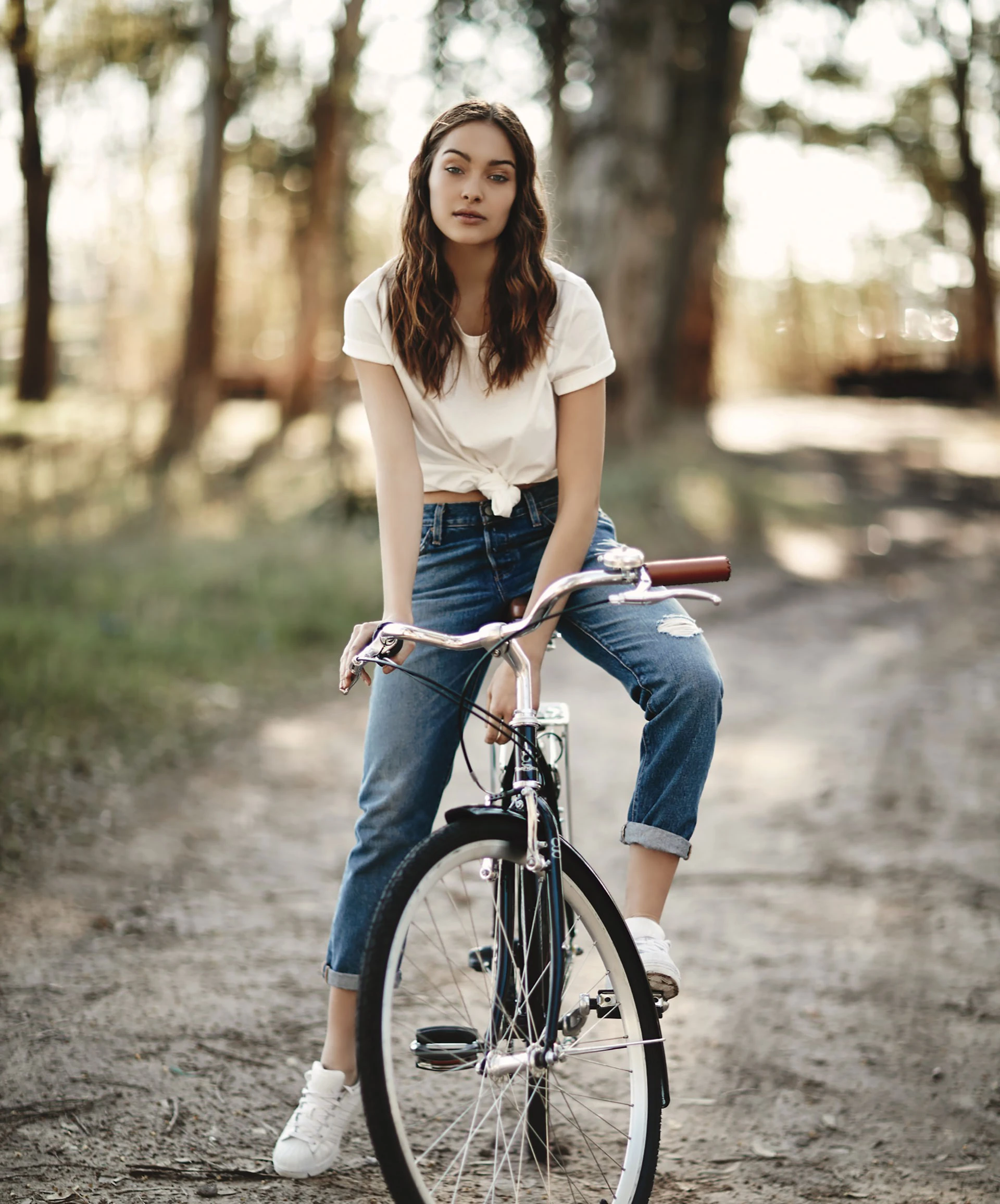 Remera de algodón ($ 379, Yagmour) y jean tiro alto de corte boyfriend ($ 2.490, Levi´s). Foto Ana Fanelli/ Para Ti