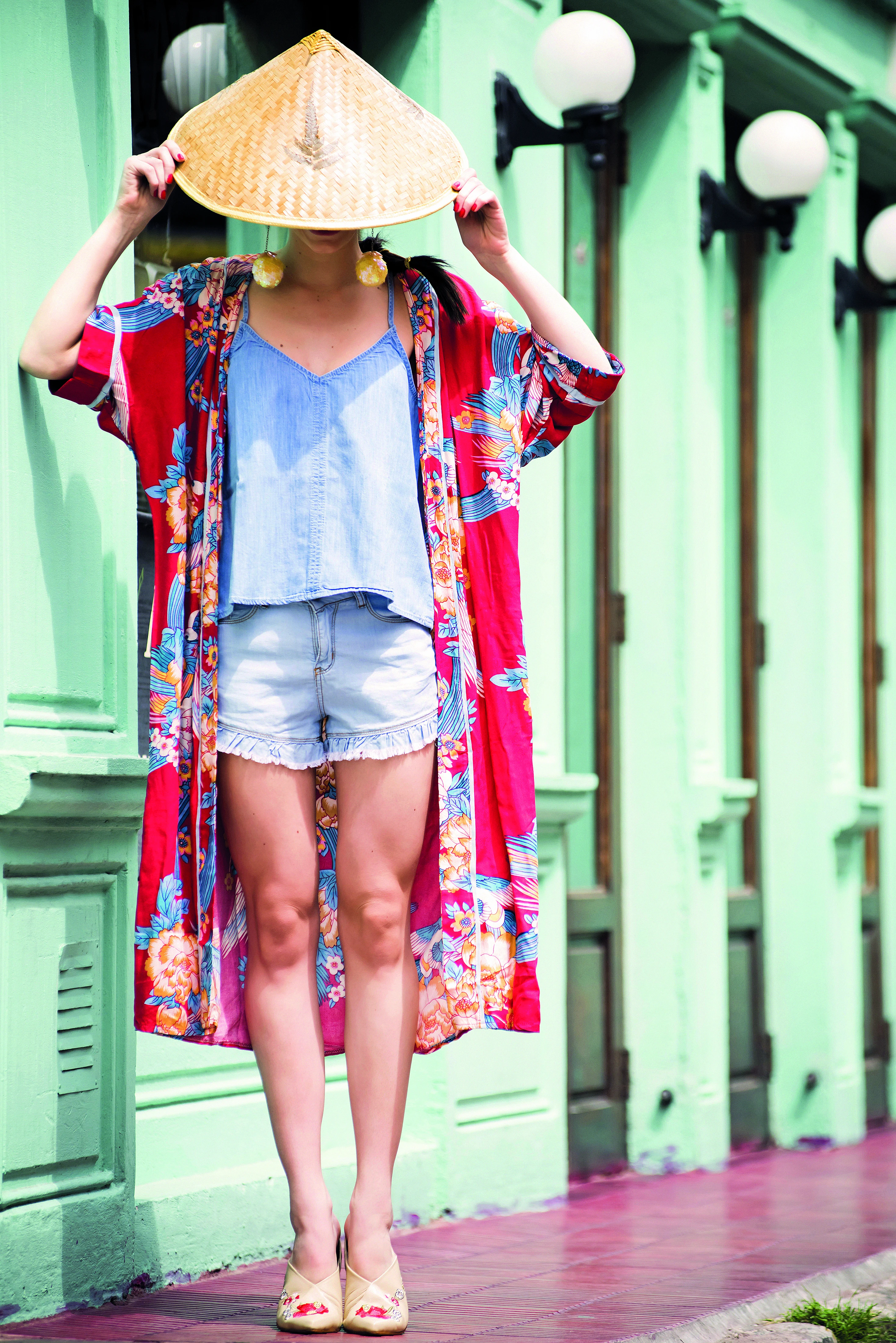 Musculosa de denim (Te lo juro), kimono largo (Tibetano), short con bolados (Te lo juro), mules bordados (Sofi Martiré), aros de paillettes (Gabriela Capucci).