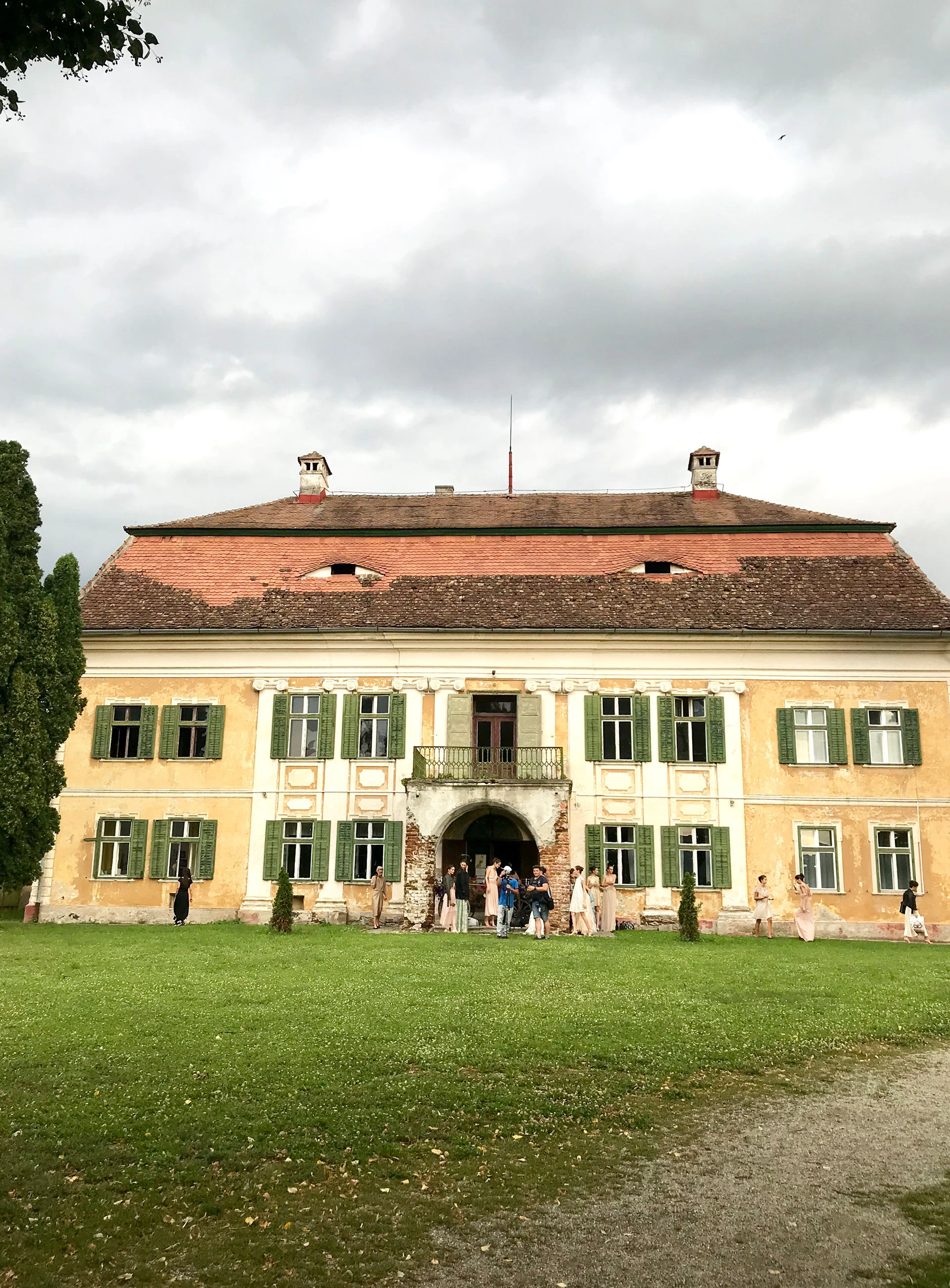 Las modelos frente a la imponente construcción europea