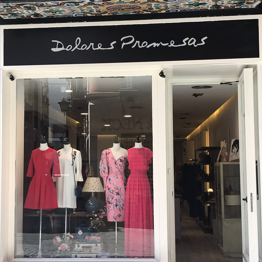 La vidriera de la tienda de Dolores Promesas en Madrid con el vestido en cuestión. 