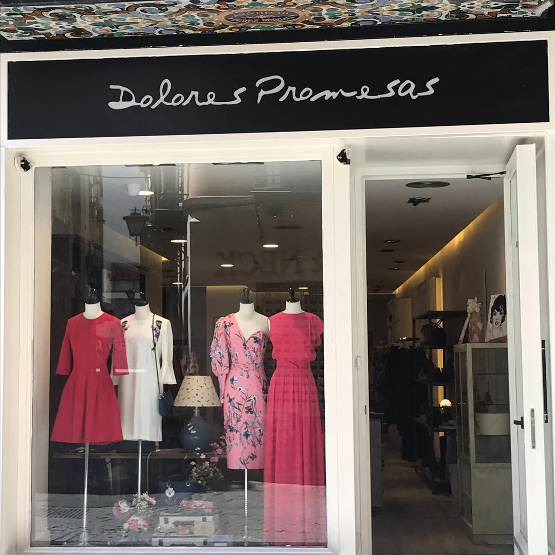 La vidriera de la tienda de Dolores Promesas en Madrid con el vestido en cuestión.