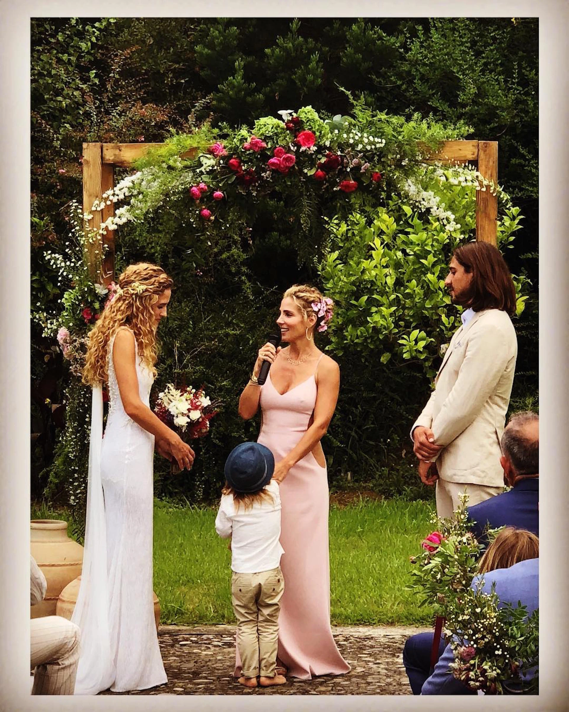 Elsa Pataky hablando a los novios -su hermano Cristian Prieto y Silvia Serra- mientras uno de sus hijos la interrumpe.