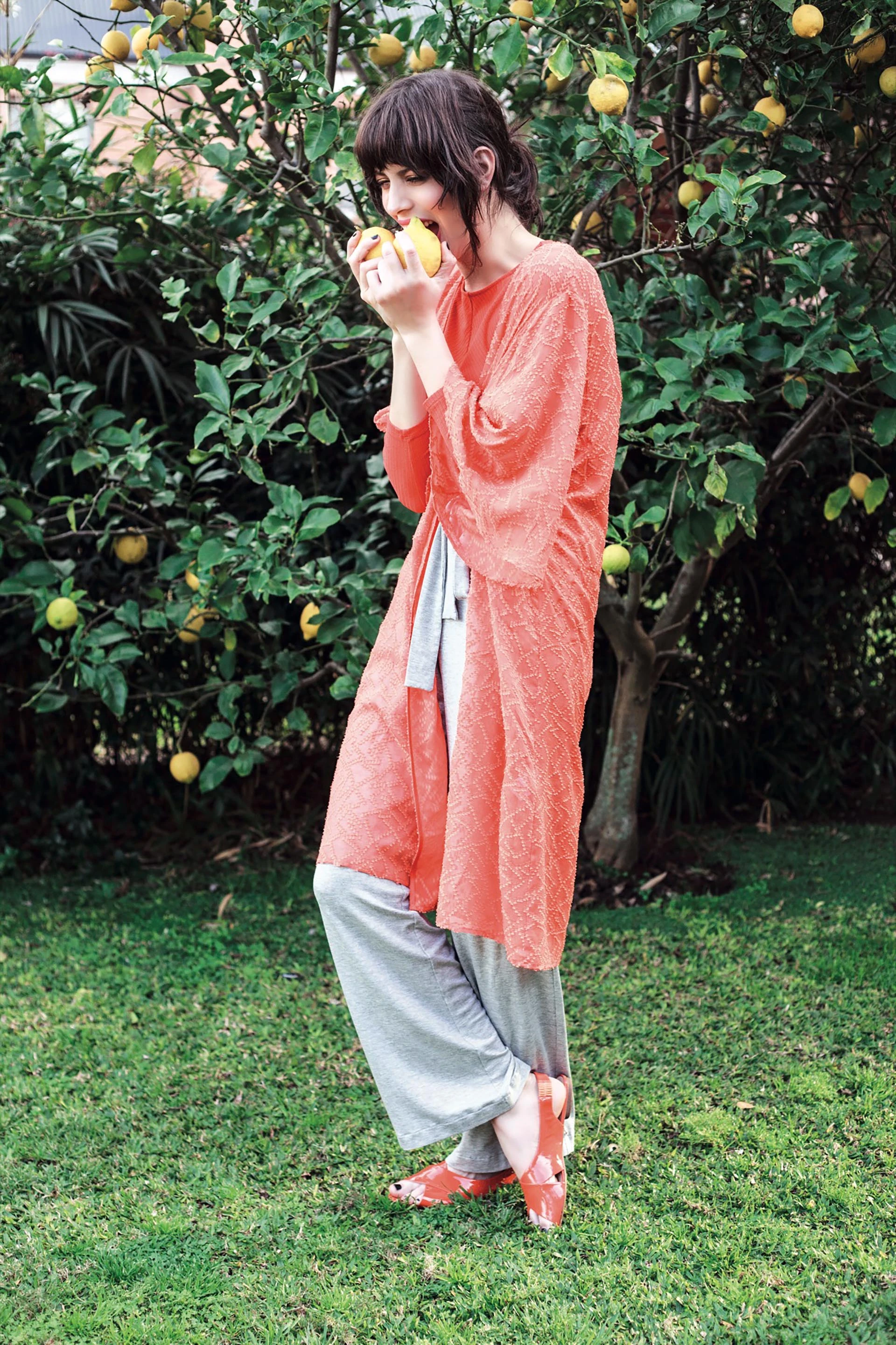 Remera corta de mangas largas ($ 890, Las Pepas), kimono de gasa ($ 4.100, Vitamina) y pantalón ancho de algodón ($ 999, Yagmour). Foto Achi Piromano