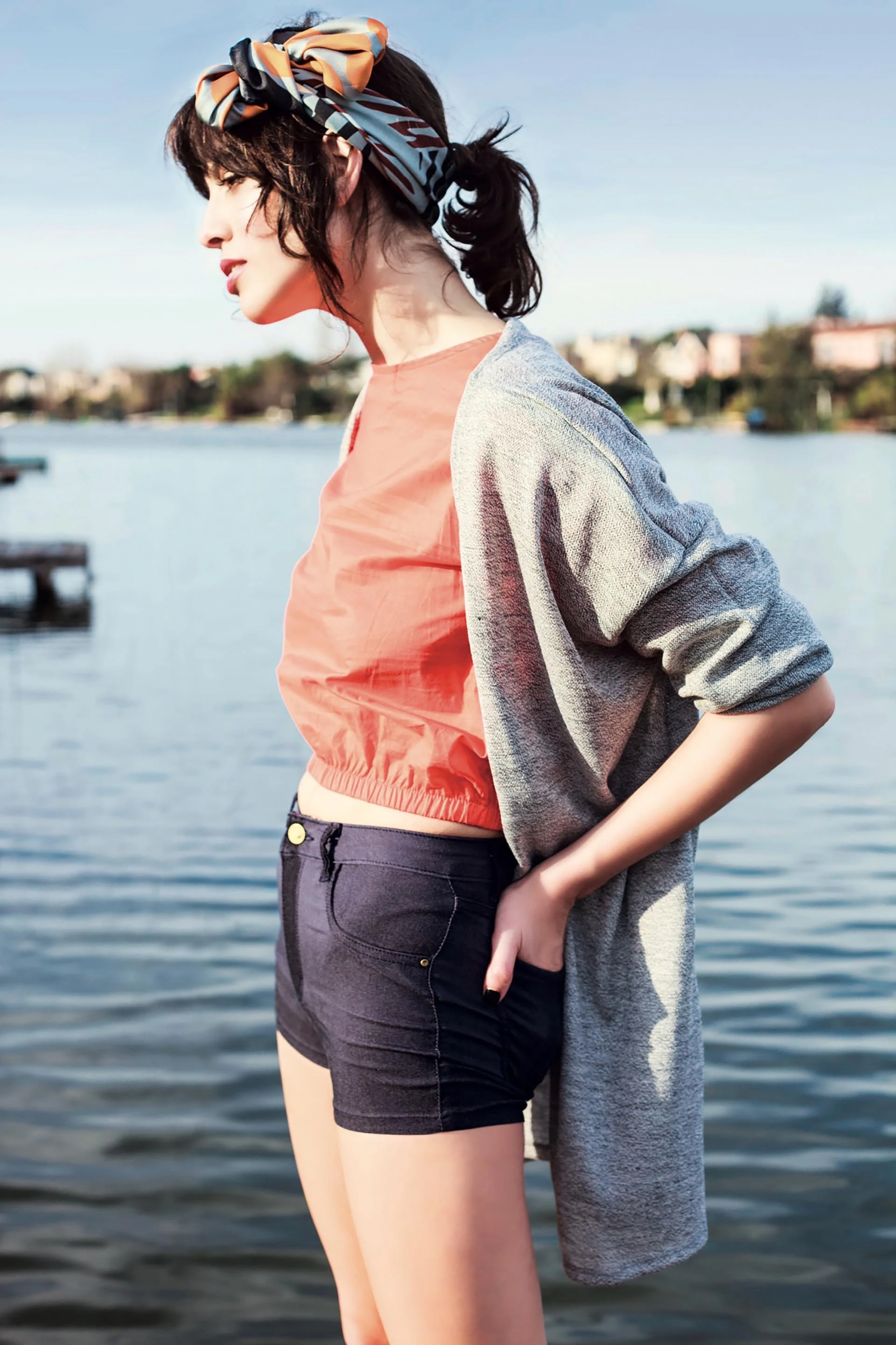 Remera corta con frunces en la cintura y en los puños (Inversa), saco de hilo ($ 1.190, Muaa), minishort de jean ($ 920, Muaa) y pañuelo de seda estampado ($ 1.620, Mishka). Foto Achi Pirovano