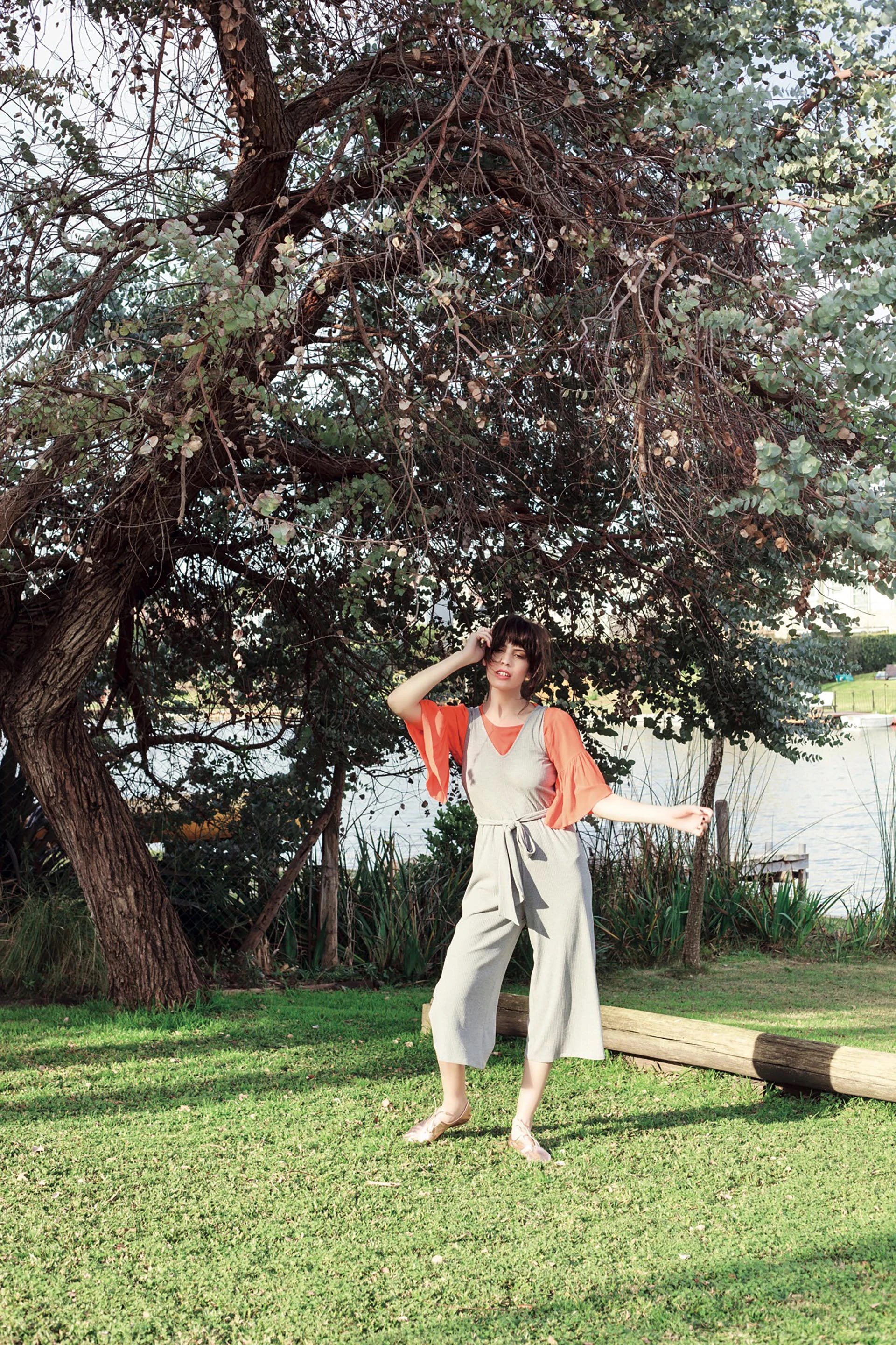 Remera de mangas acampanadas ($ 1.440, Mishka), mono tres cuartos de morley con lazo en la cintura ($ 3.500, Vitamina) y zapatos metalizados          ($ 1.500, Viamo). Foto Achi Pirovano