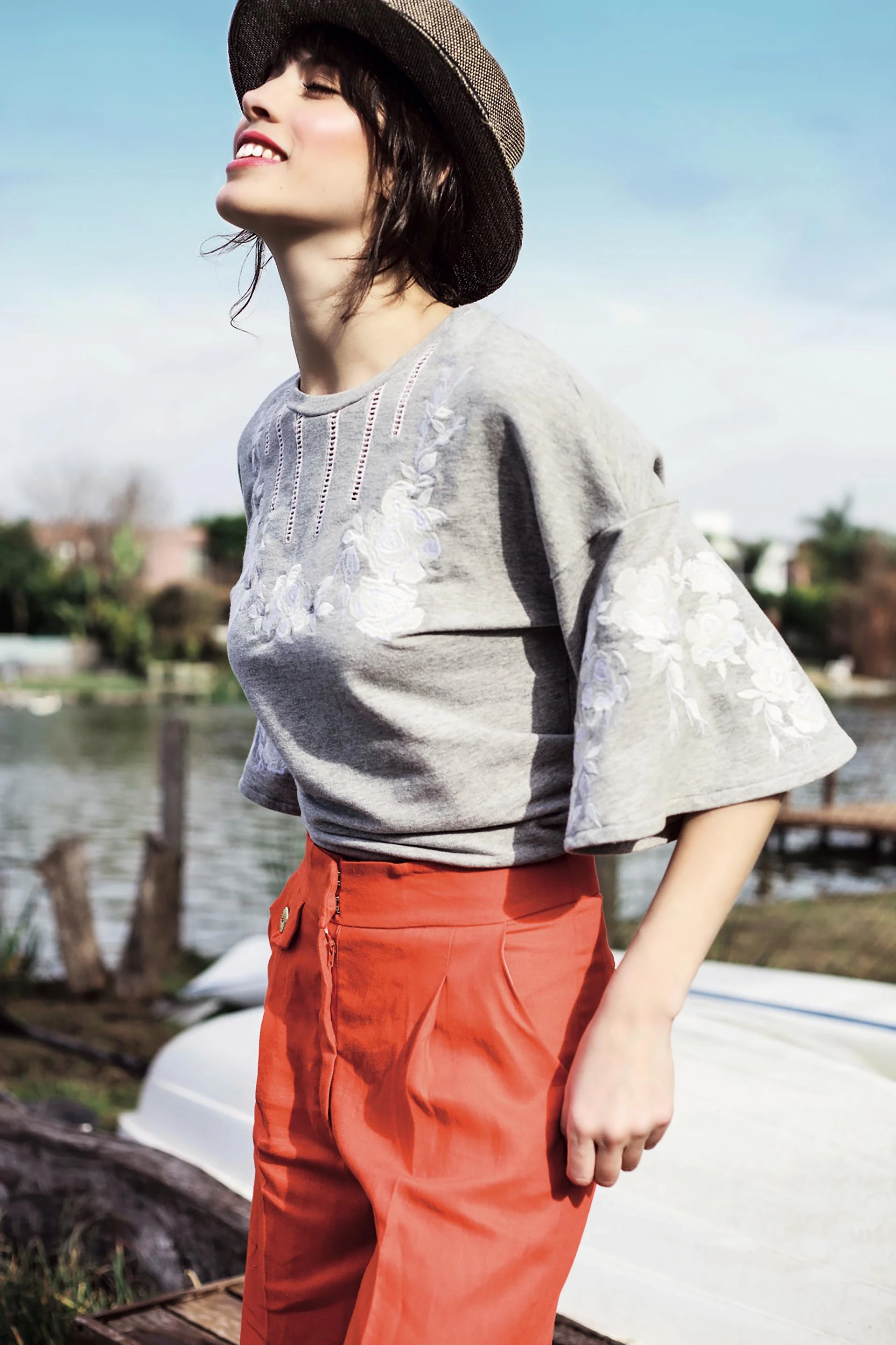 Buzo de algodón con mangas acampanadas y apliques de flores ($ 2.600, Uma), pantalón ancho de lino ($ 2.890, Las Pepas) y sombrero de rafia con cinta de raso ($ 875, Compañía de Sombreros). Foto Achi Pirovano