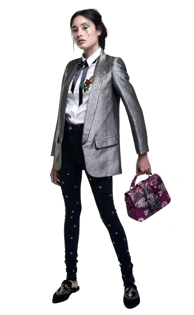 Blazer de lamé ($ 4.549, Melocotón), camisa con lazo y pechera bordada ($ 946, Scombro), jean (aprox. $ 2.500, Wanama), cartera estampada ($ 1.999, Aldo para Falabella) y mules con bordado (Katakali).