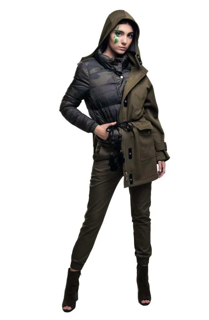  Campera inflada ($ 4.004, Scombro), maxicamisa ($ 2.690, Wanama), cinturón ancho ($ 1.600, Vitamina), medias ¾ de lana (Medias Mora) y zuecos de cuero ($ 5.675, The Bag Belt).