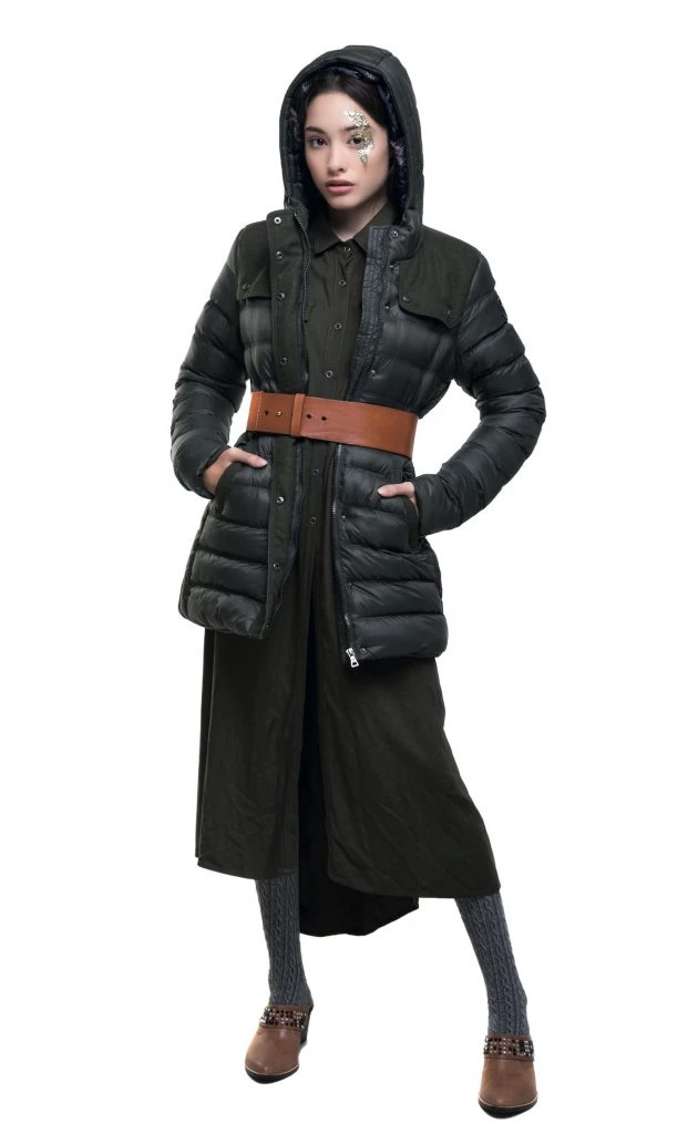 Campera inflada ($ 4.004, Scombro), maxicamisa ($ 2.690, Wanama), cinturón ancho ($ 1.600, Vitamina), medias ¾ de lana (Medias Mora) y zuecos de cuero ($ 5.675, The Bag Belt)